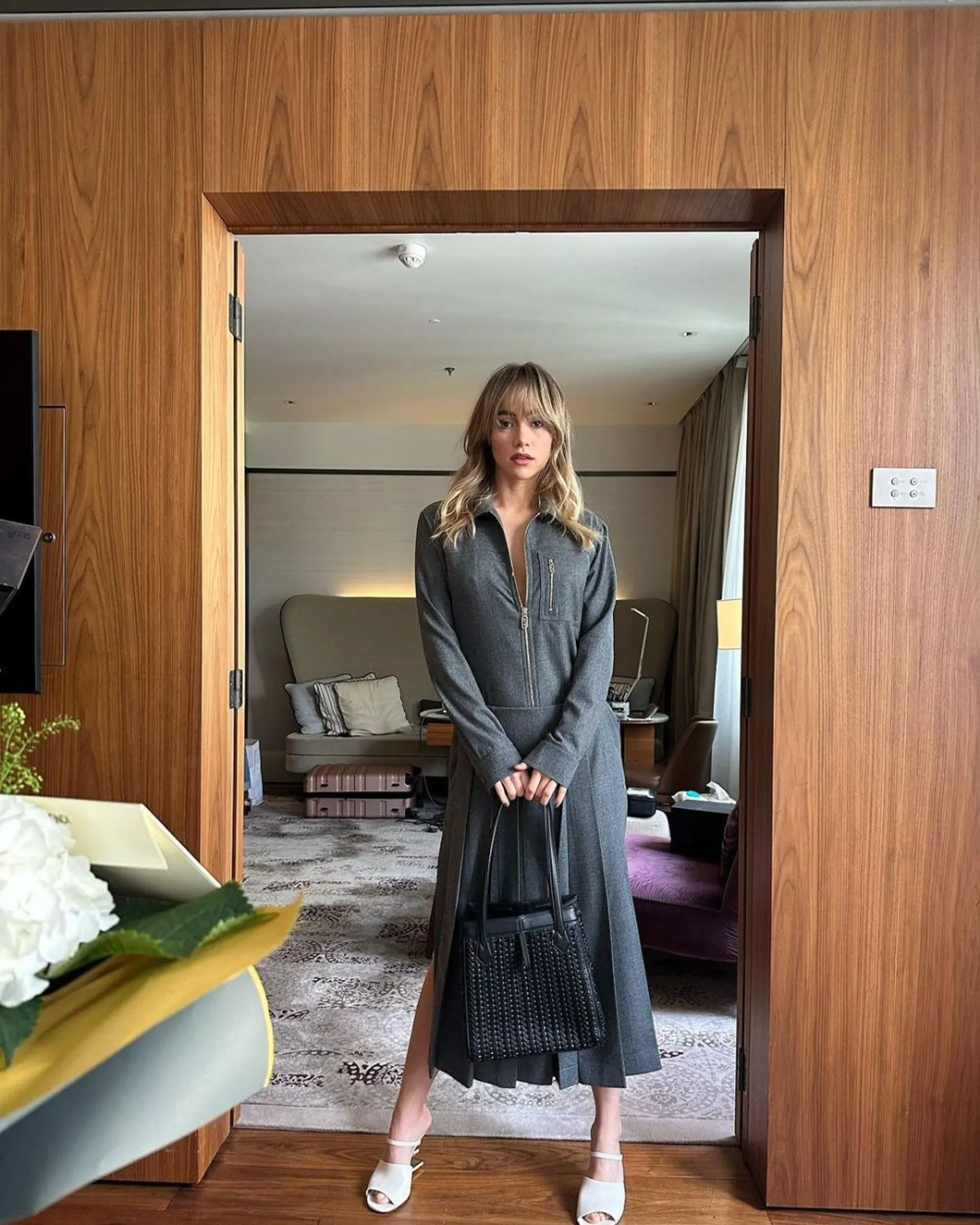 Hamil Anak Robert Pattinson, Simak Ide OOTD a La Suki Waterhouse