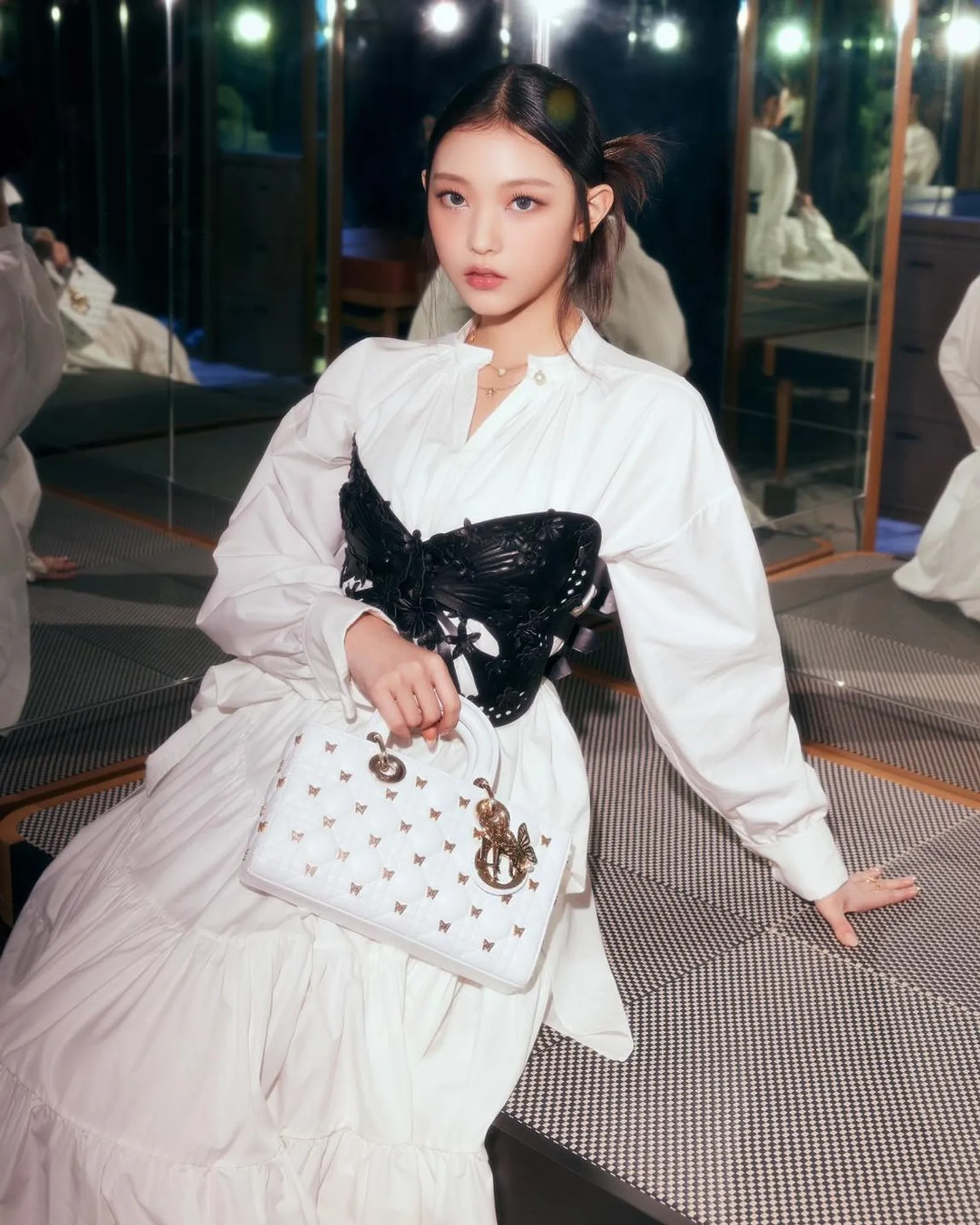 Gaya Cha Eun Woo dan Hyerin ‘NewJeans’ Kunjungi Dior Hong Kong