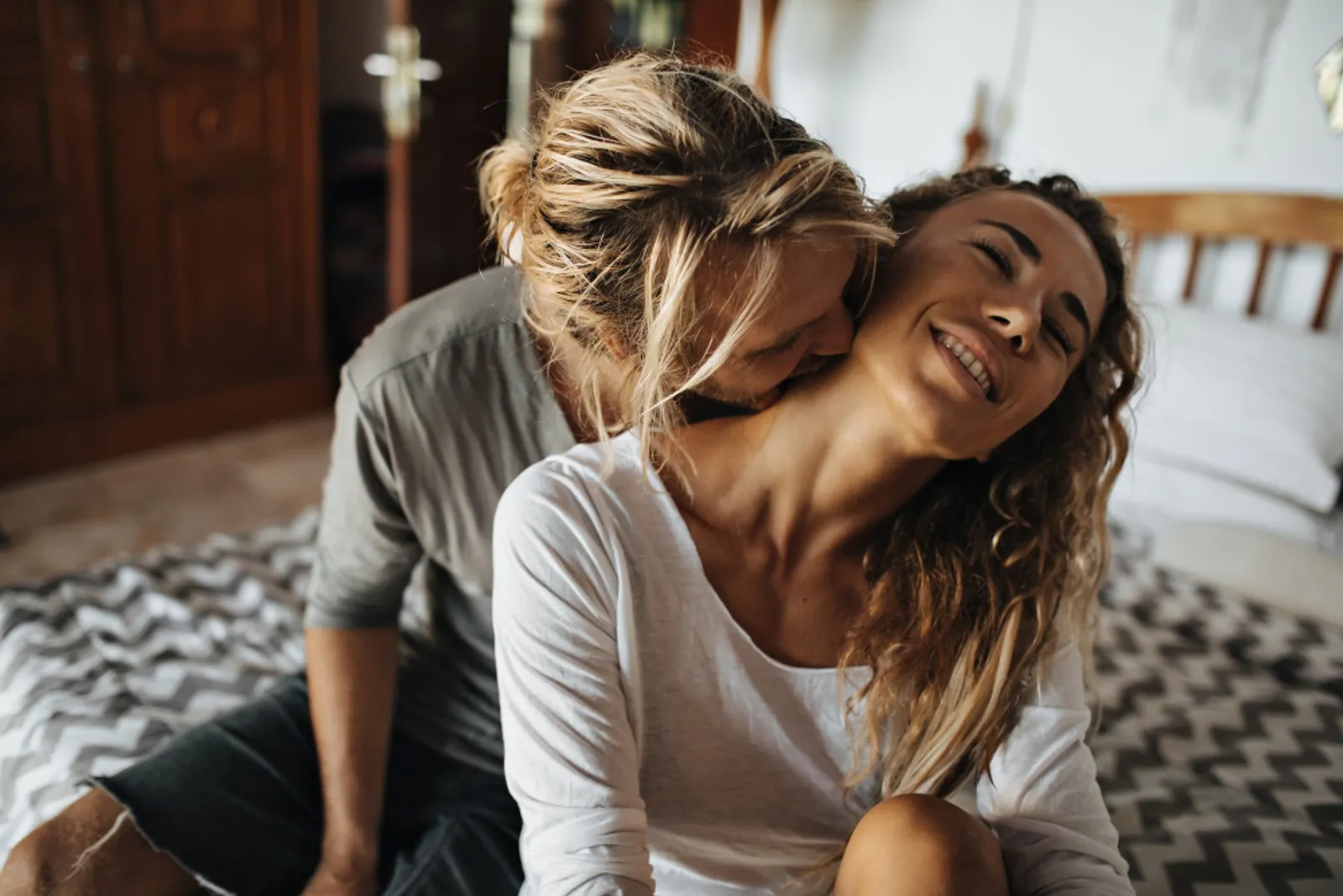 Makin Hot, 10 Cara Terbaik untuk Mencium Leher Pasangan