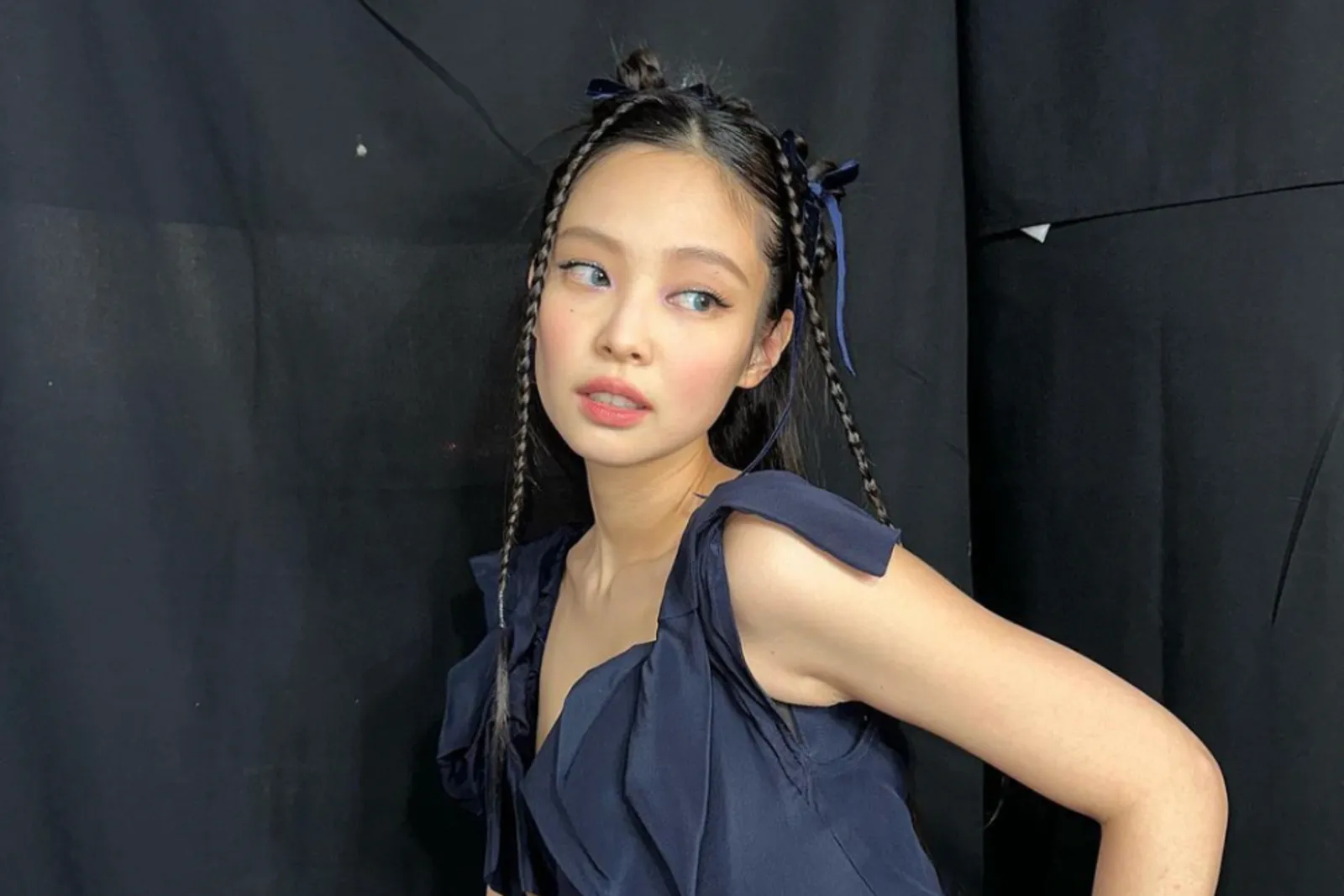 Selalu Memesona, Intip Berbagai Makeup Look ala Jennie 'BLACKPINK'