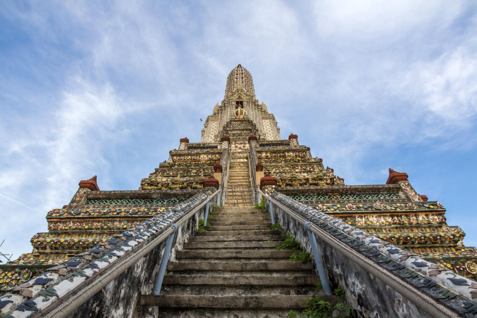 Pesona Wat Arun, Bangkok: Kuil Ikonik di Pinggir Sungai Chao Phraya