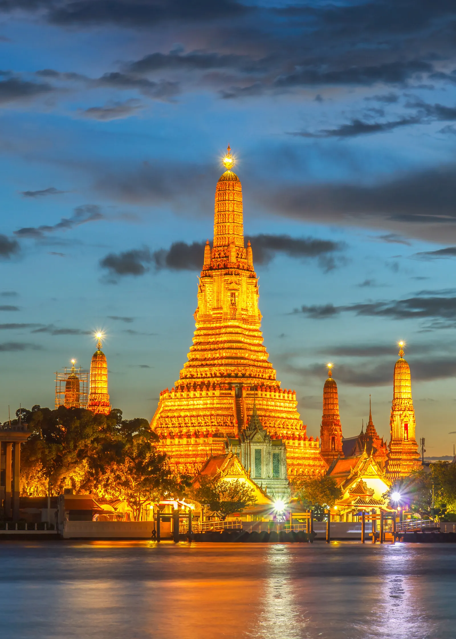 Pesona Wat Arun, Bangkok: Kuil Ikonik di Pinggir Sungai Chao Phraya