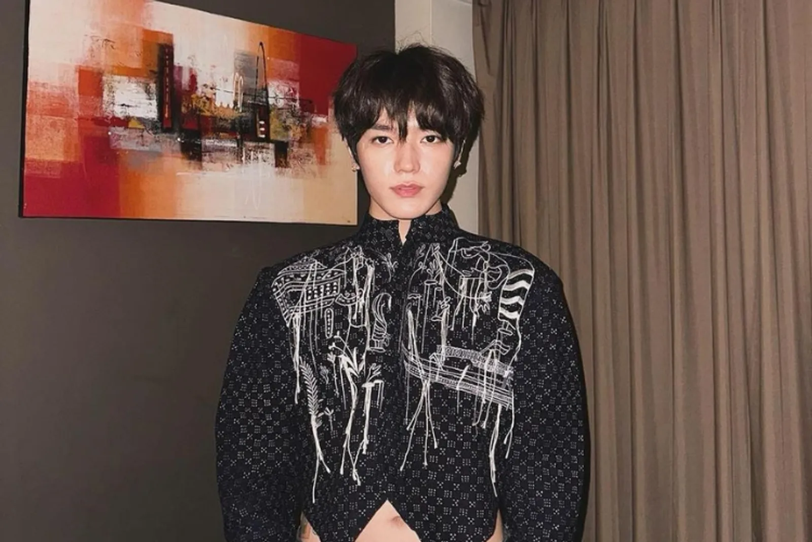 Taeyong ‘NCT’ Pakai Outfit Karya Desainer Indonesia Mel Ahyar