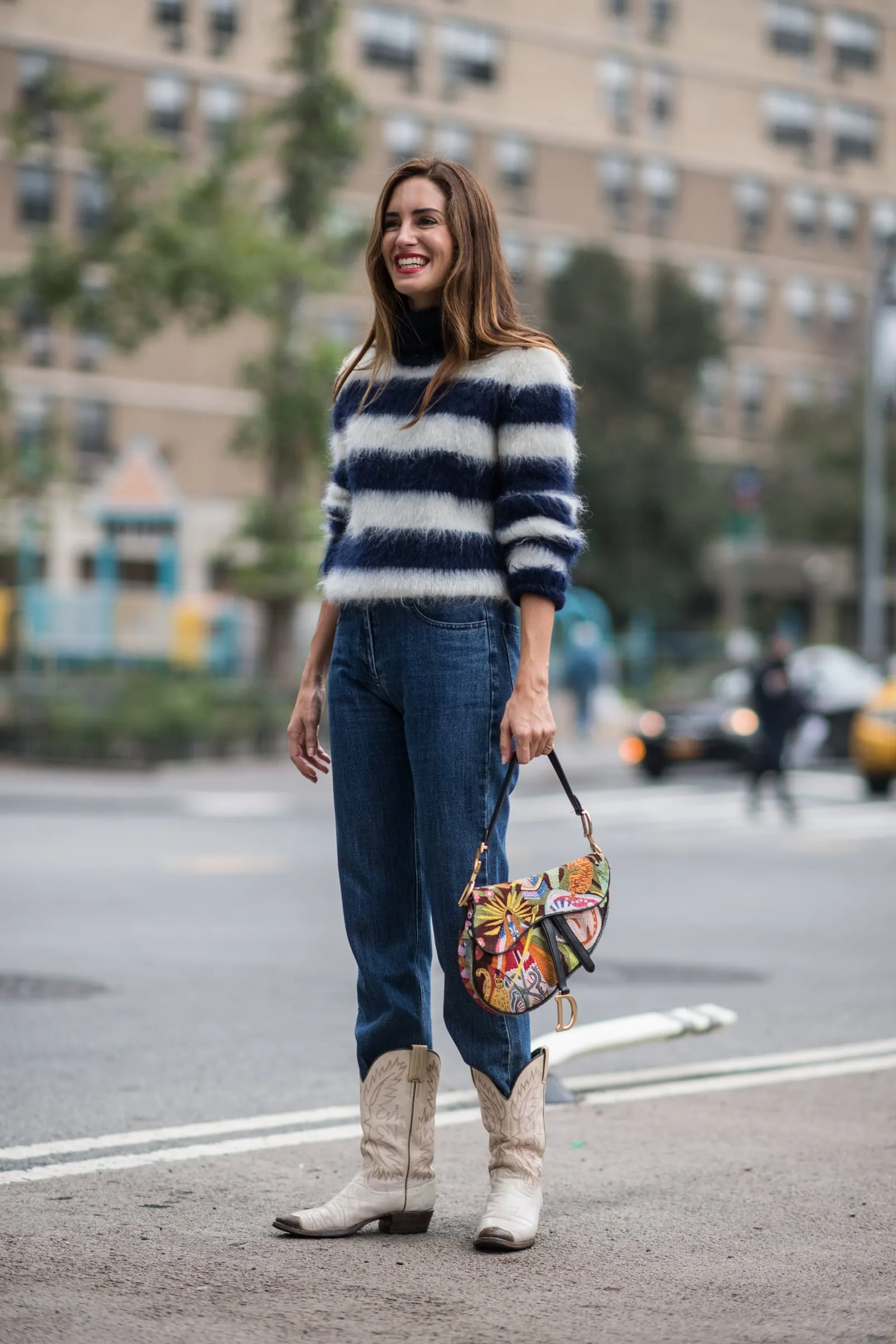 Inspirasi Outfit dengan Jeans dan Sweater