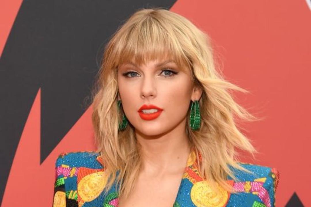 25 Kutipan Lagu Taylor Swift tentang Persahabatan