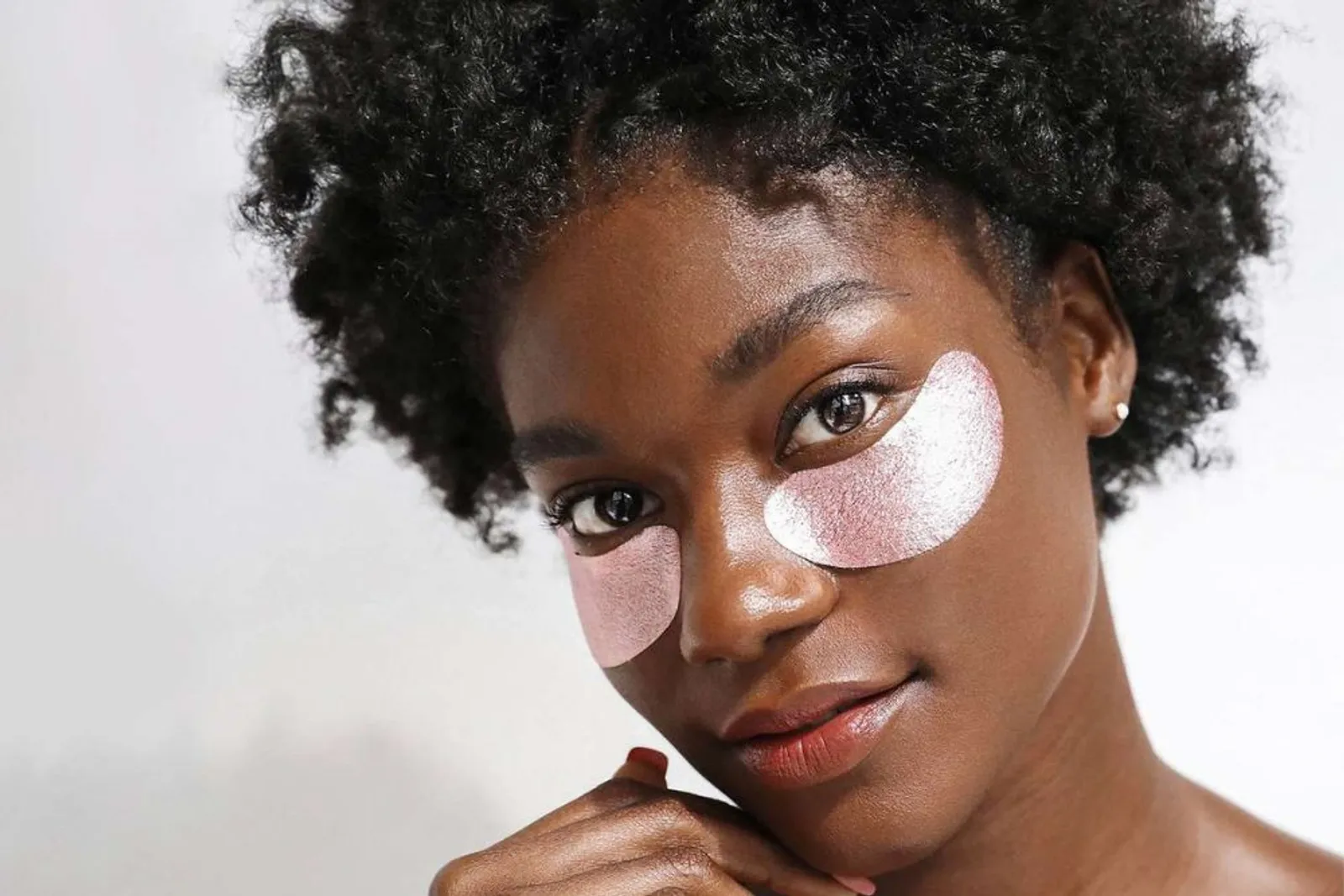 7 Cara Pakai Masker Mata yang Benar, Biar Hasilnya Maksimal!