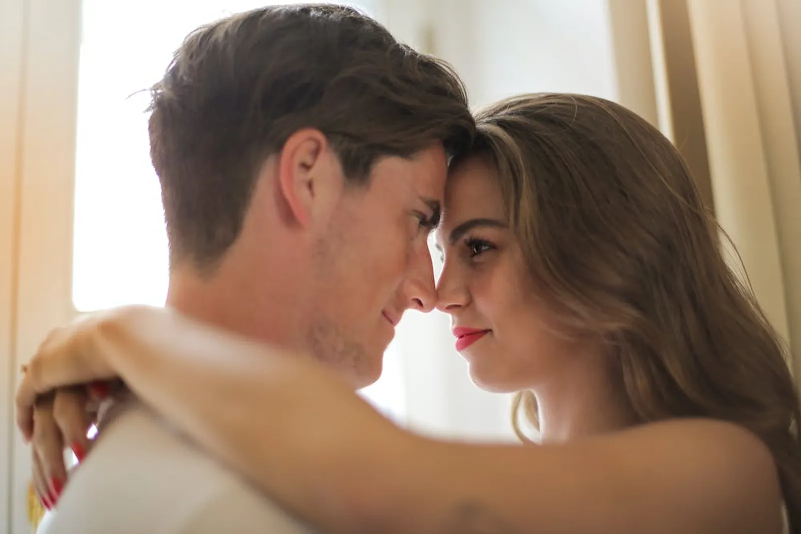 7 Hal yang Disukai Pria Saat Berciuman, Bikin Gairah Seksual Naik!