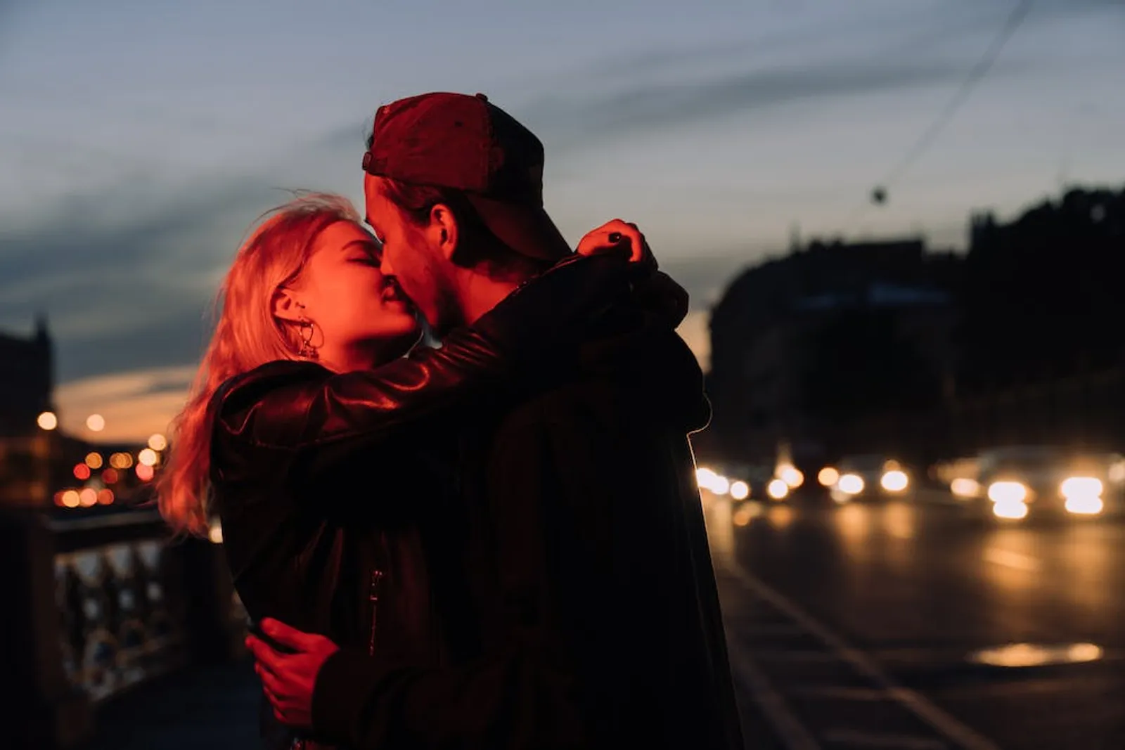 7 Hal yang Disukai Pria Saat Berciuman, Bikin Gairah Seksual Naik!