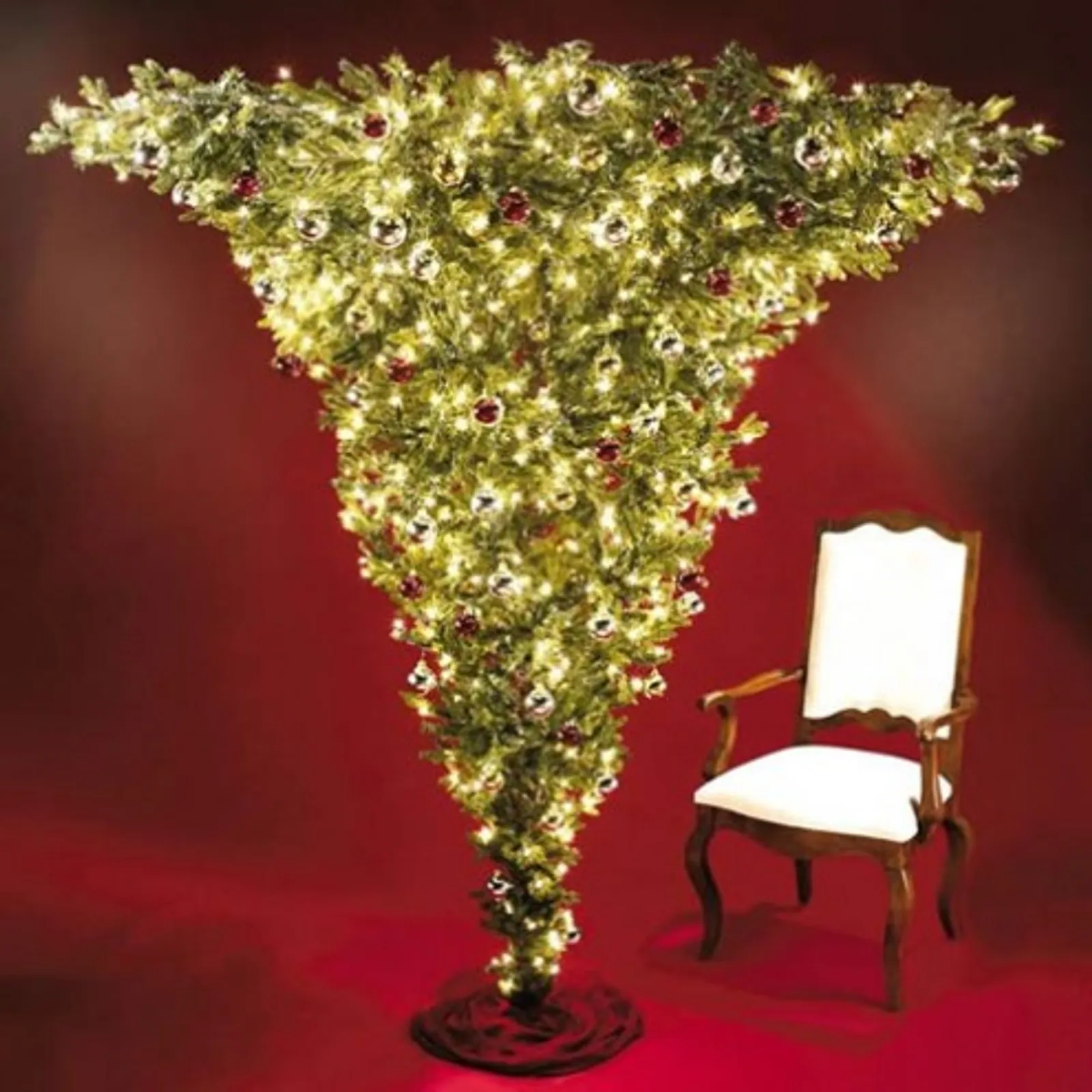 Nyeleneh, Ini 12+ Dekorasi Pohon Natal Paling Absurd yang Pernah Ada