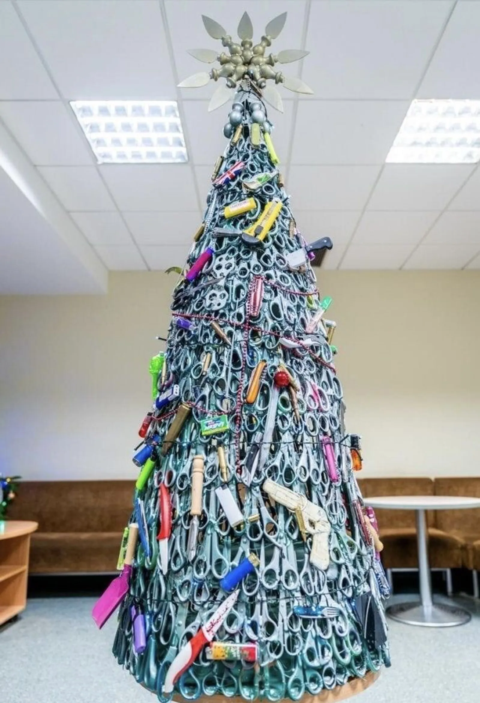 Nyeleneh, Ini 12+ Dekorasi Pohon Natal Paling Absurd yang Pernah Ada