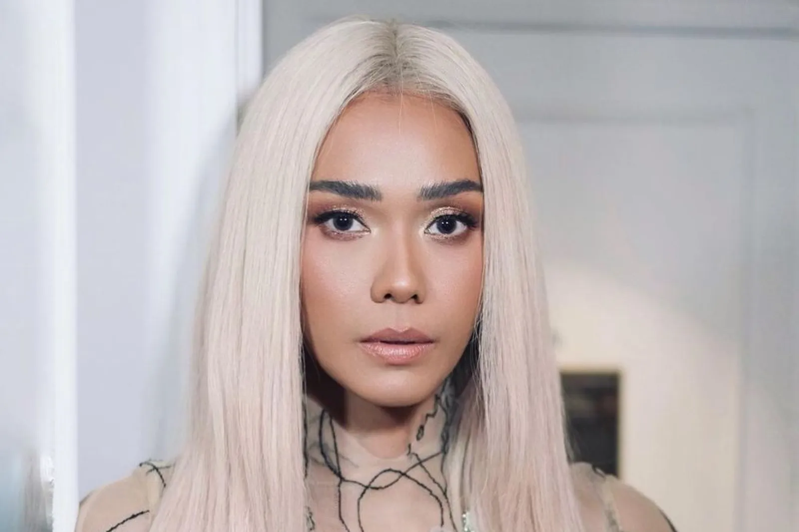 Inspirasi Makeup A la Artis Pemilik Kulit Sawo Matang