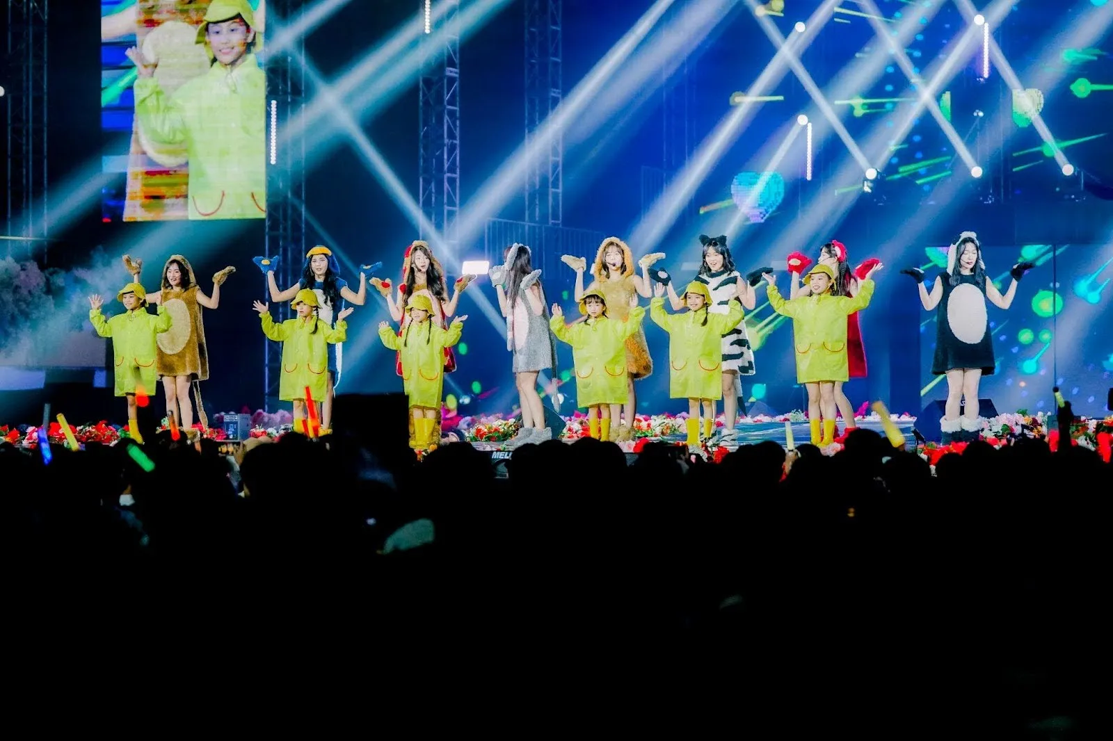 JKT48 Selenggarakan
JKT48 12th Anniversary Concert: "Flowerful"