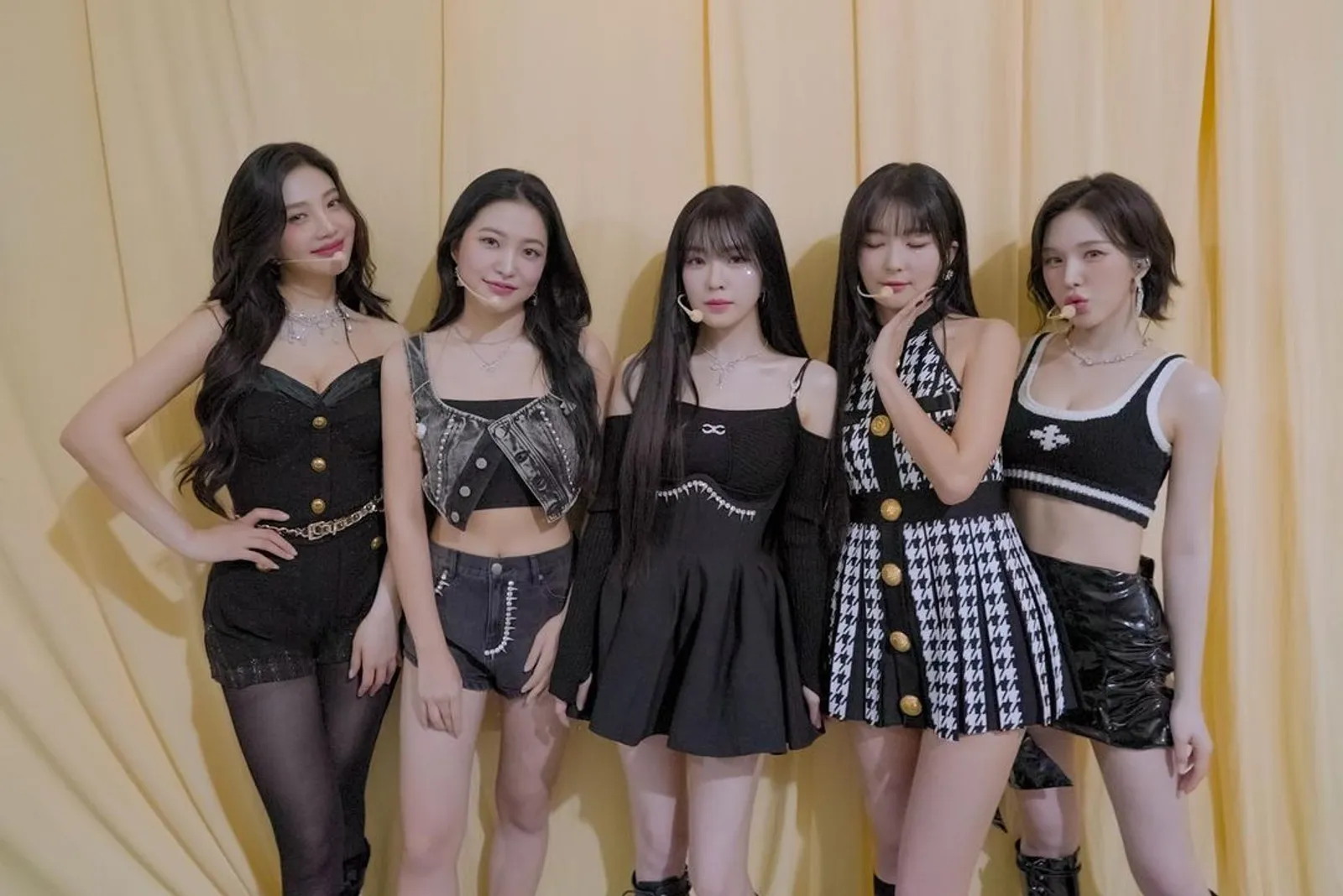 Potret Red Velvet di Jakarta, Buat Video TikTok di Depan Mal
