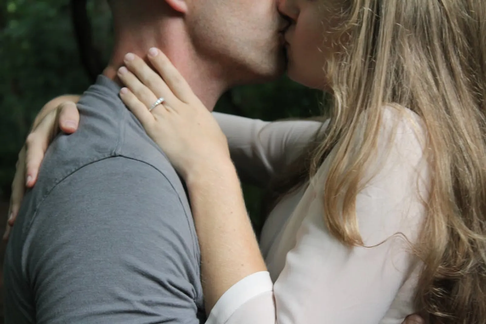 10 Kesalahan yang Harus Dihindari saat Berciuman, Jangan Overthinking!