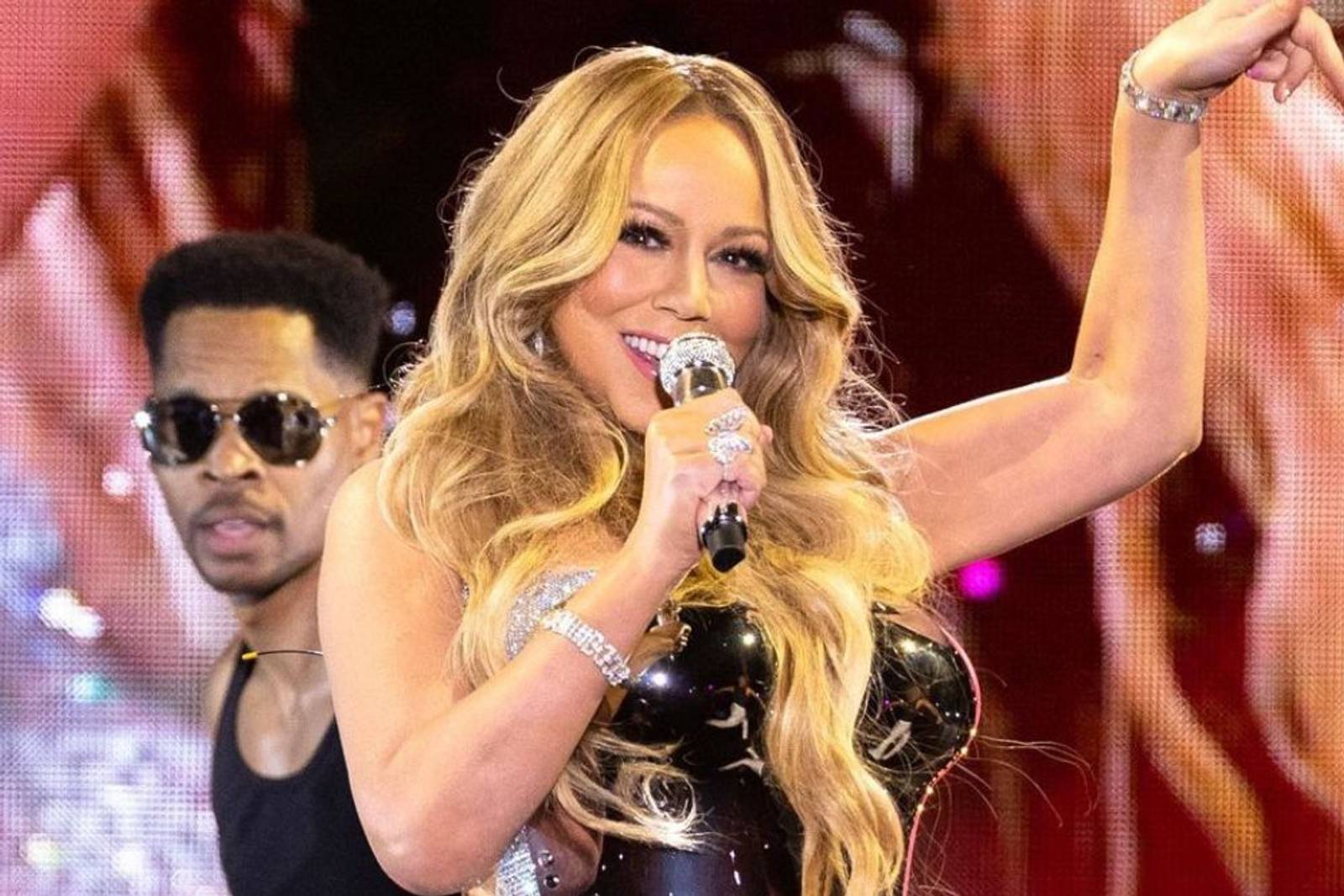 Tampil Stunning di Hari Natal, Yuk Kenakan Riasan A la Mariah Carey! 