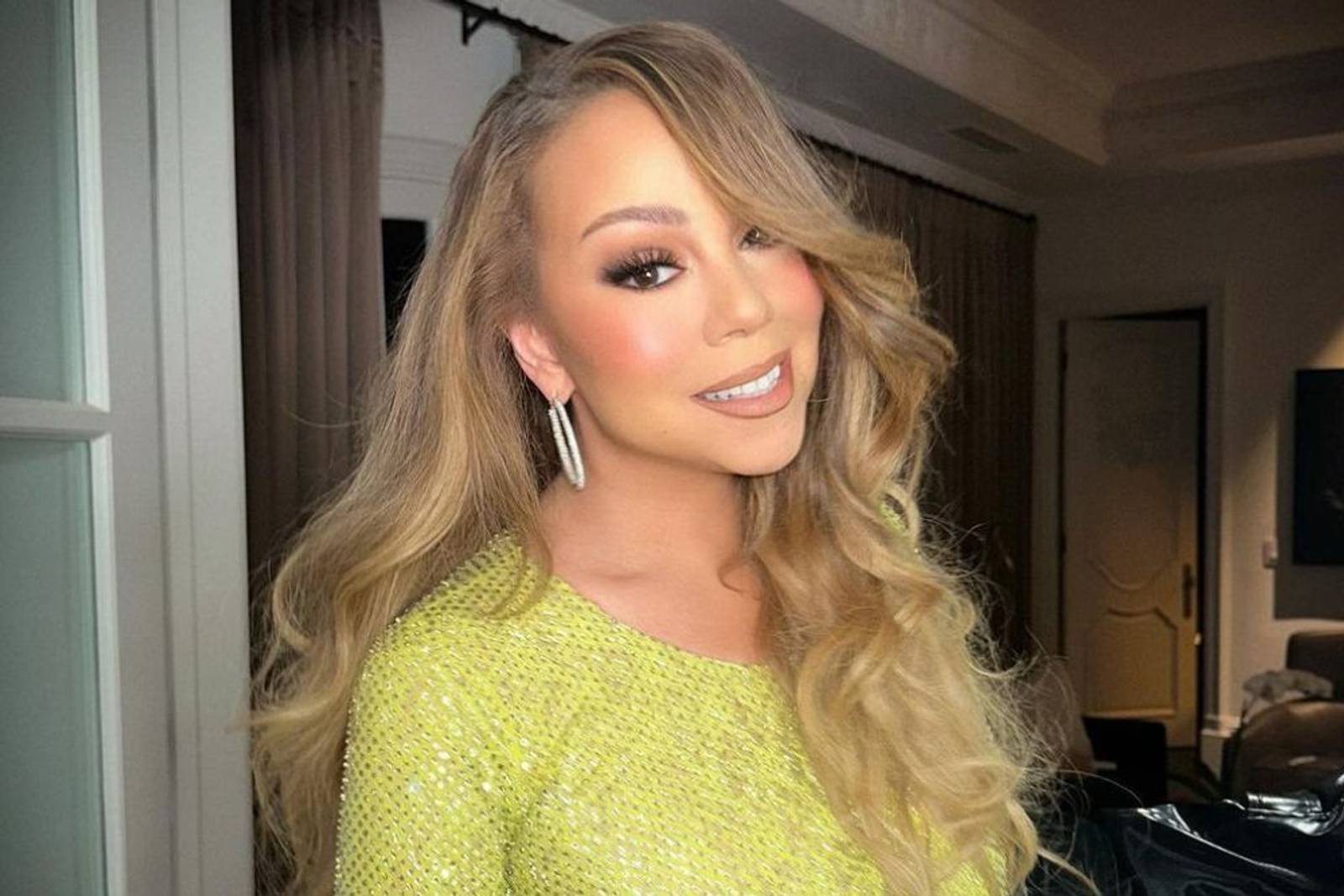 Tampil Stunning di Hari Natal, Yuk Kenakan Riasan A la Mariah Carey! 