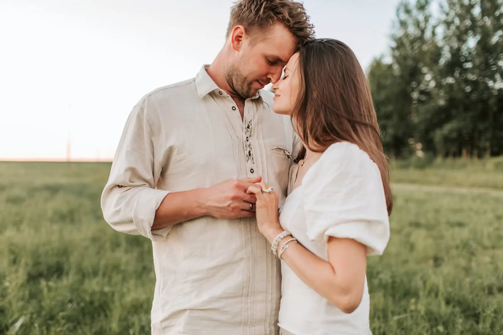 8 Cara Menggoda Pria untuk Berciuman, Bikin Dia Terkesan!