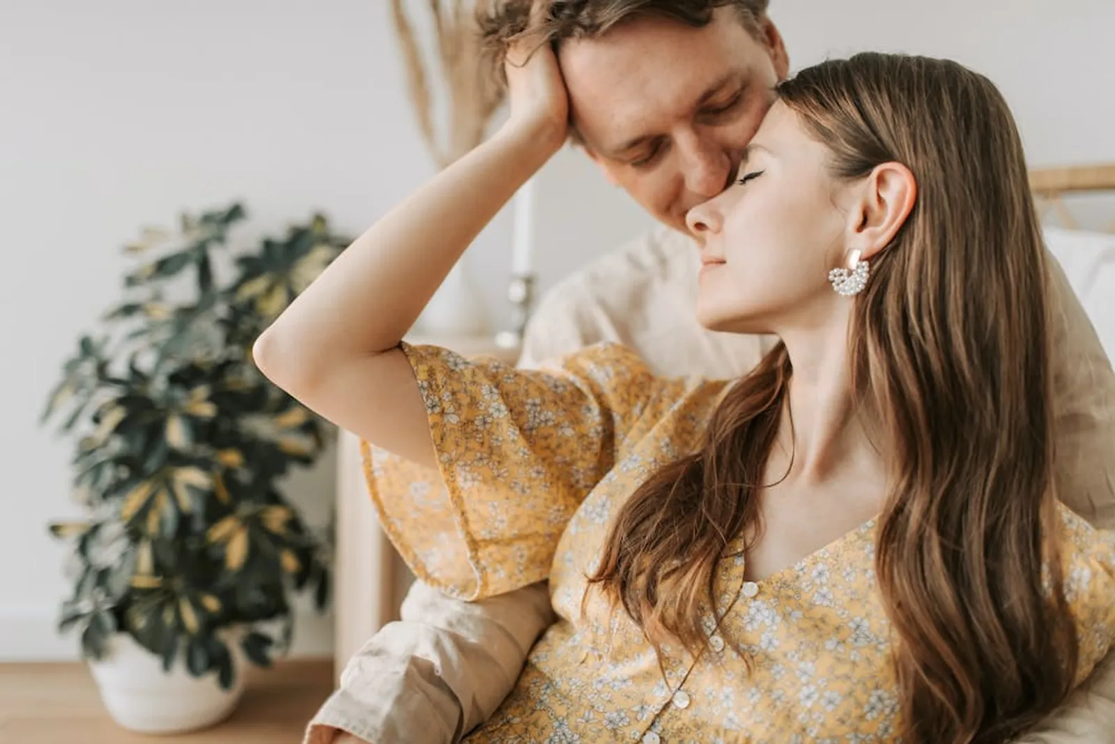 8 Cara Menggoda Pria untuk Berciuman, Bikin Dia Terkesan!