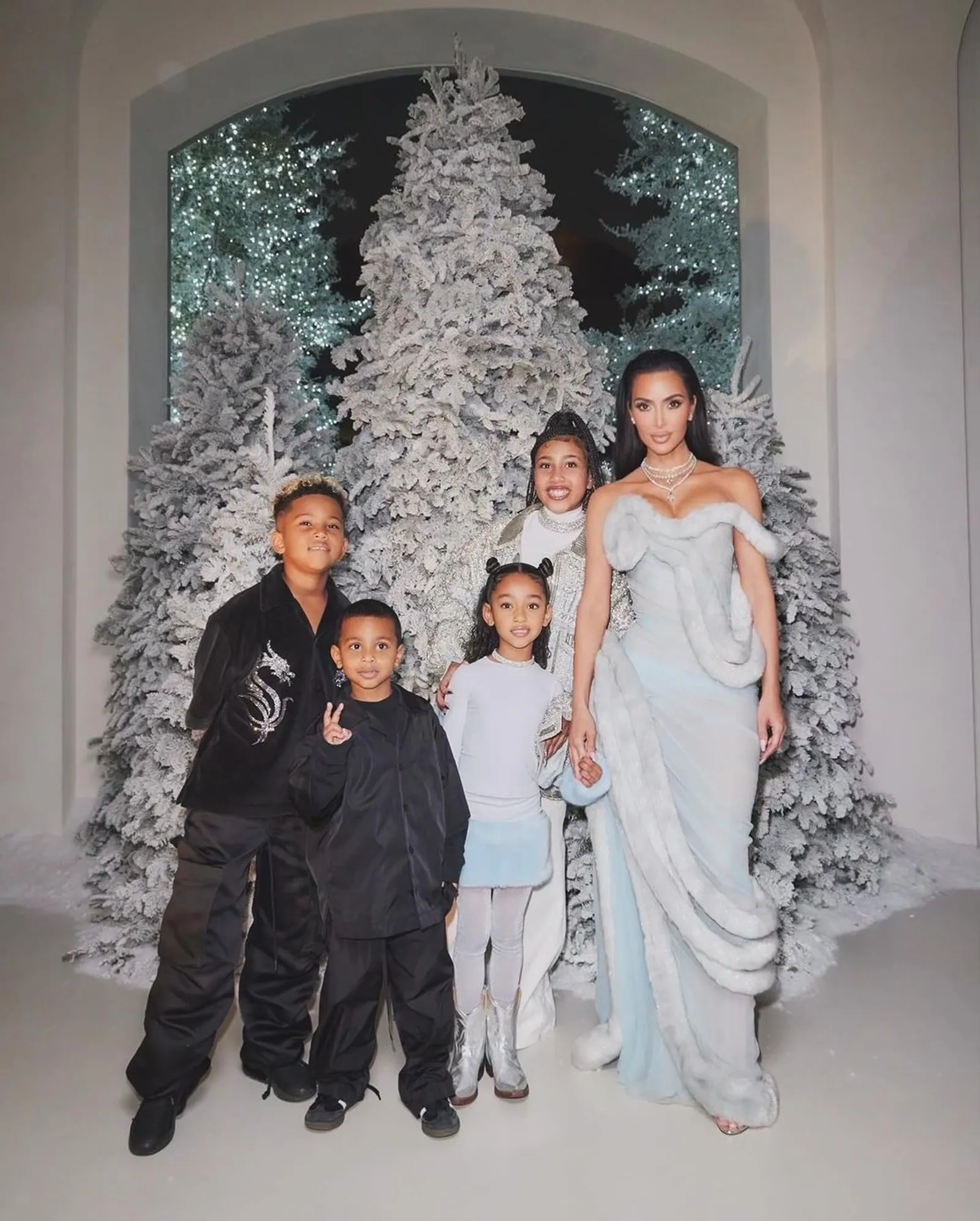 Gaya Stunning The Kardashian-Jenner Rayakan Natal 2023