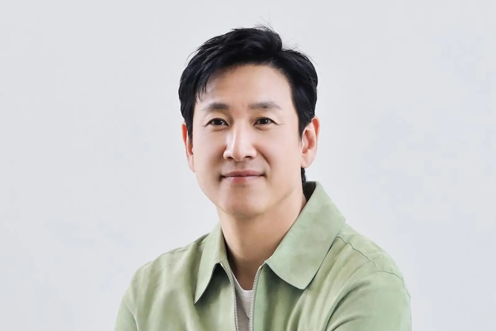 10 Potret Mendiang Lee Sun Kyun dan Para Sahabat Artis yang Kehilangan