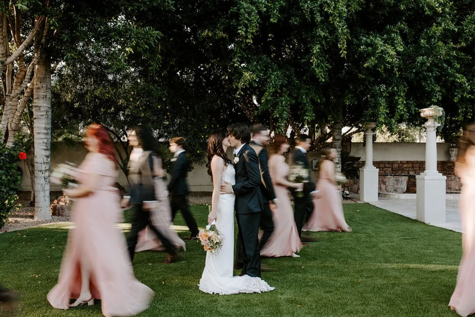 7 Prediksi Tren Foto Pernikahan di Tahun 2024, Blur sampai Disposable