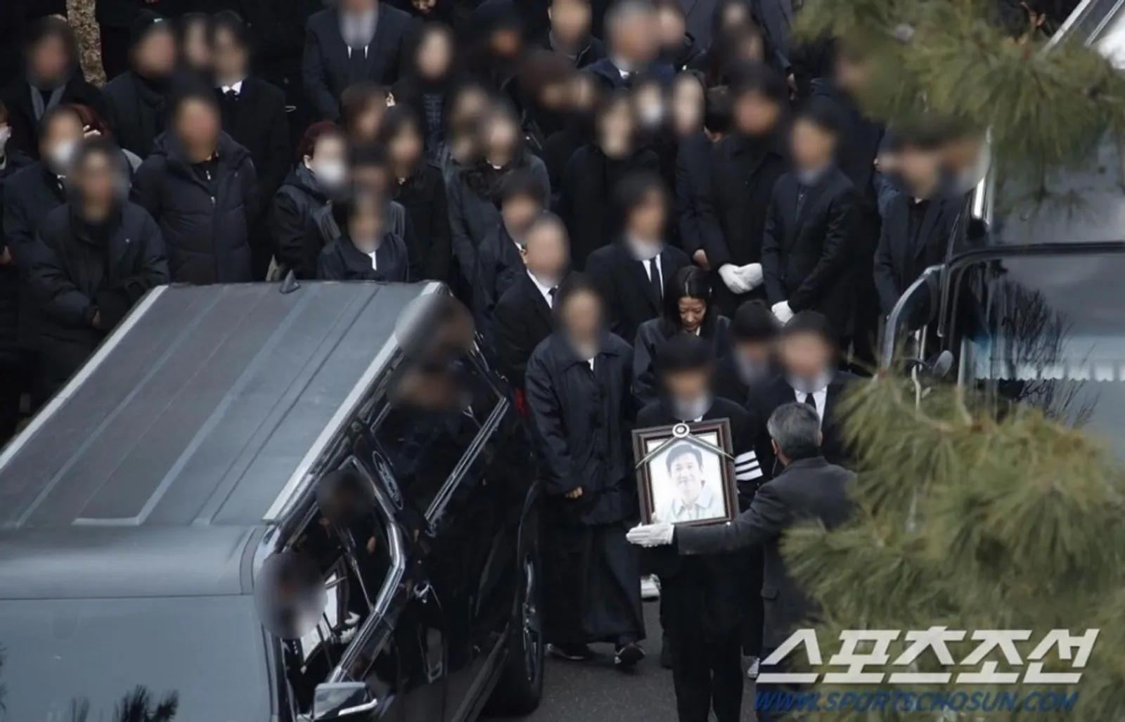 Potret Pemakaman Lee Sun Kyun, Diiringi Isak Tangis Pihak Keluarga