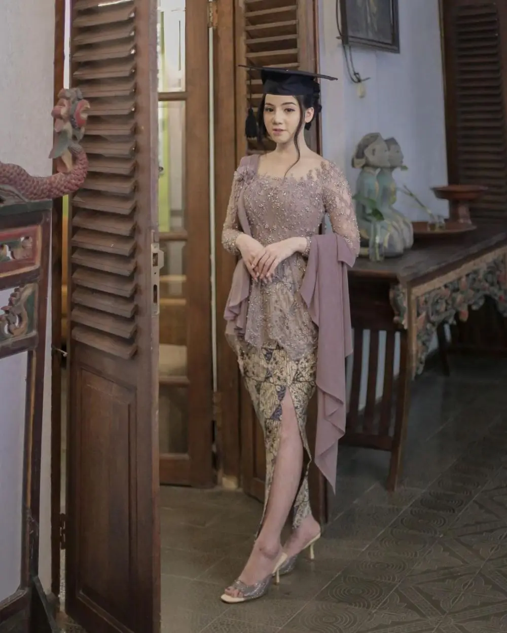 Referensi Model Kebaya Brokat untuk Wisuda