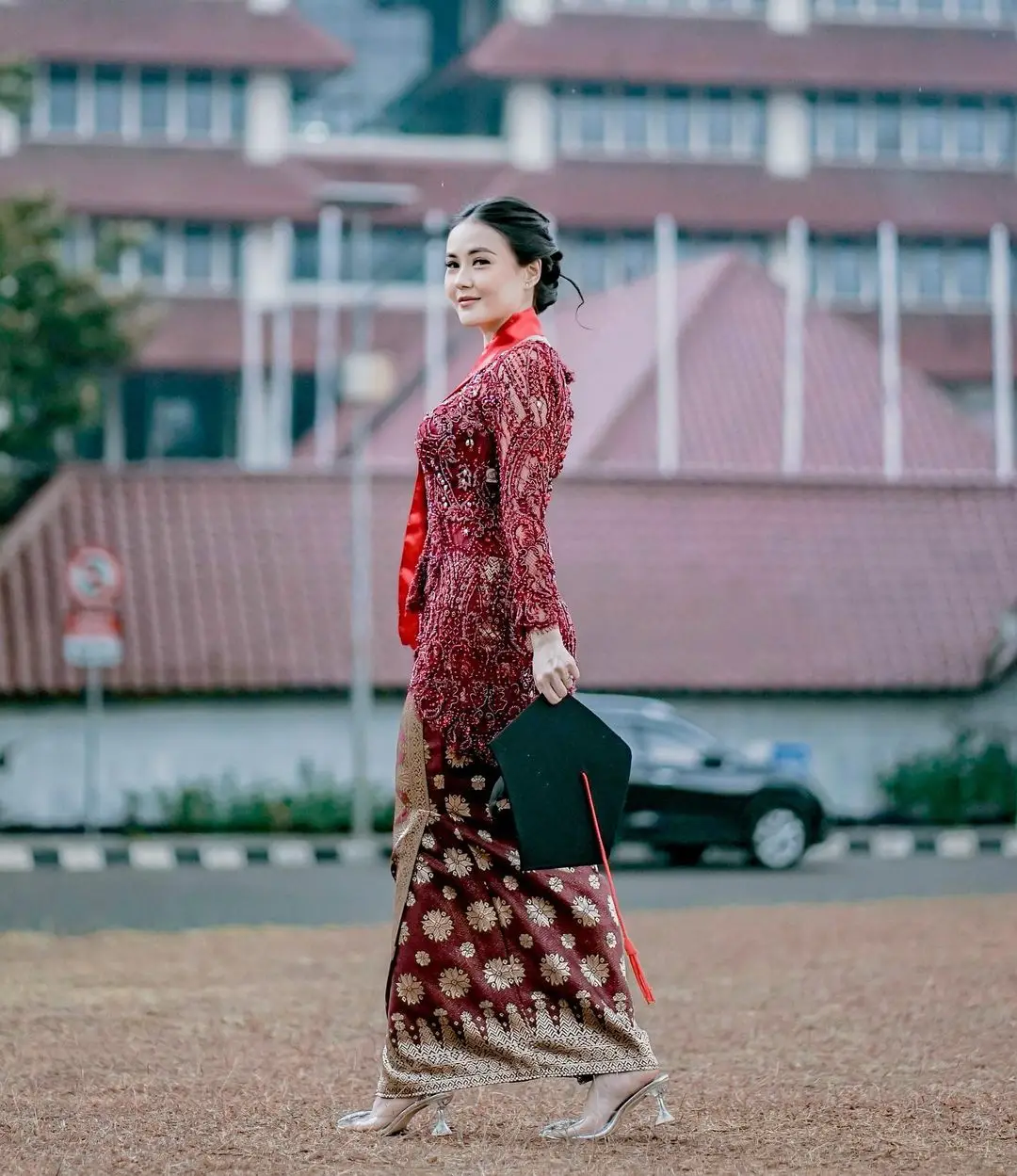 Referensi Model Kebaya Brokat untuk Wisuda