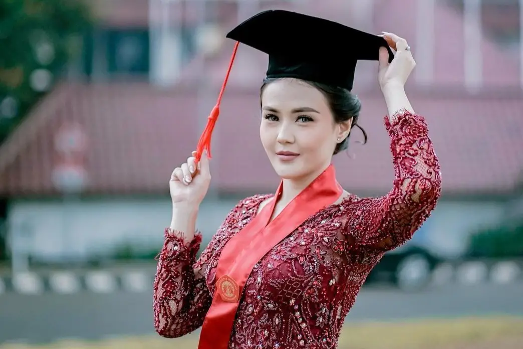 Referensi Model Kebaya Brokat untuk Wisuda