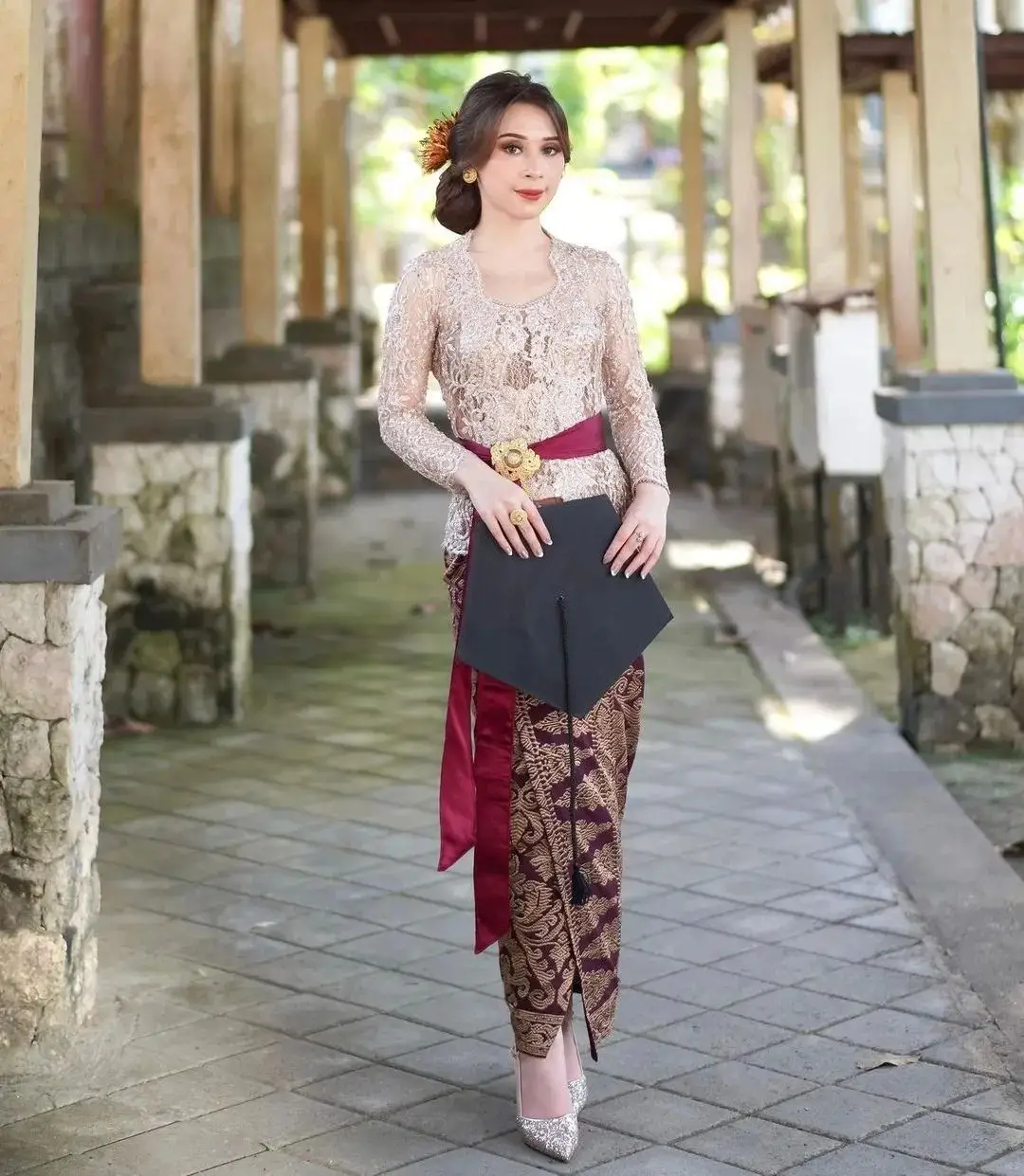 Referensi Model Kebaya Brokat untuk Wisuda