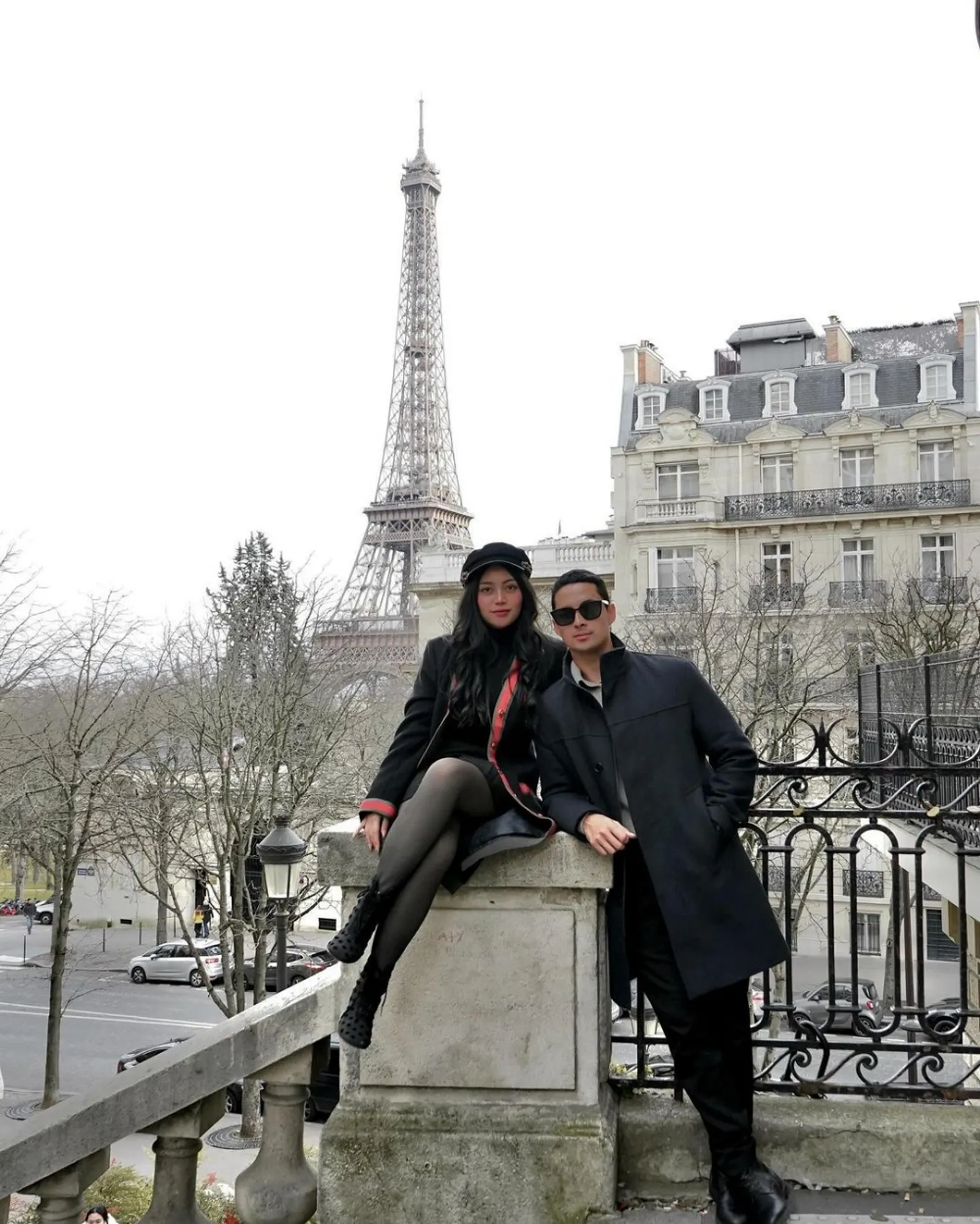 Mesra Abis! 9 Potret Rachel Vennya & Salim Nauderer Liburan di Paris