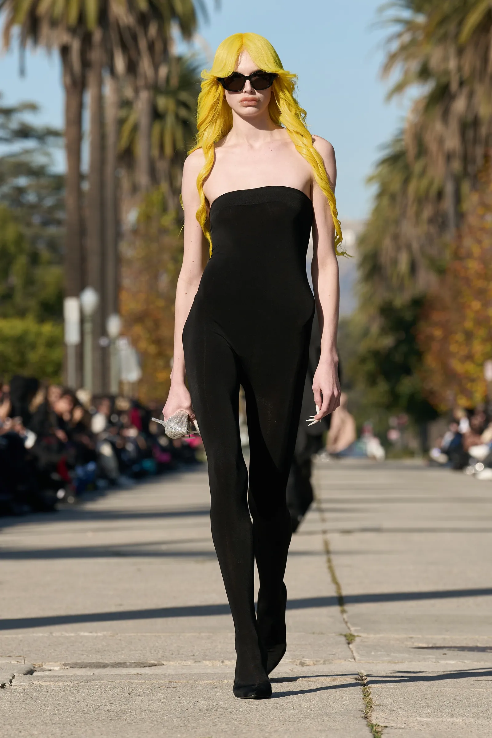 Gaya Alex Consani saat Catwalk, Model Pendatang Baru yang Viral