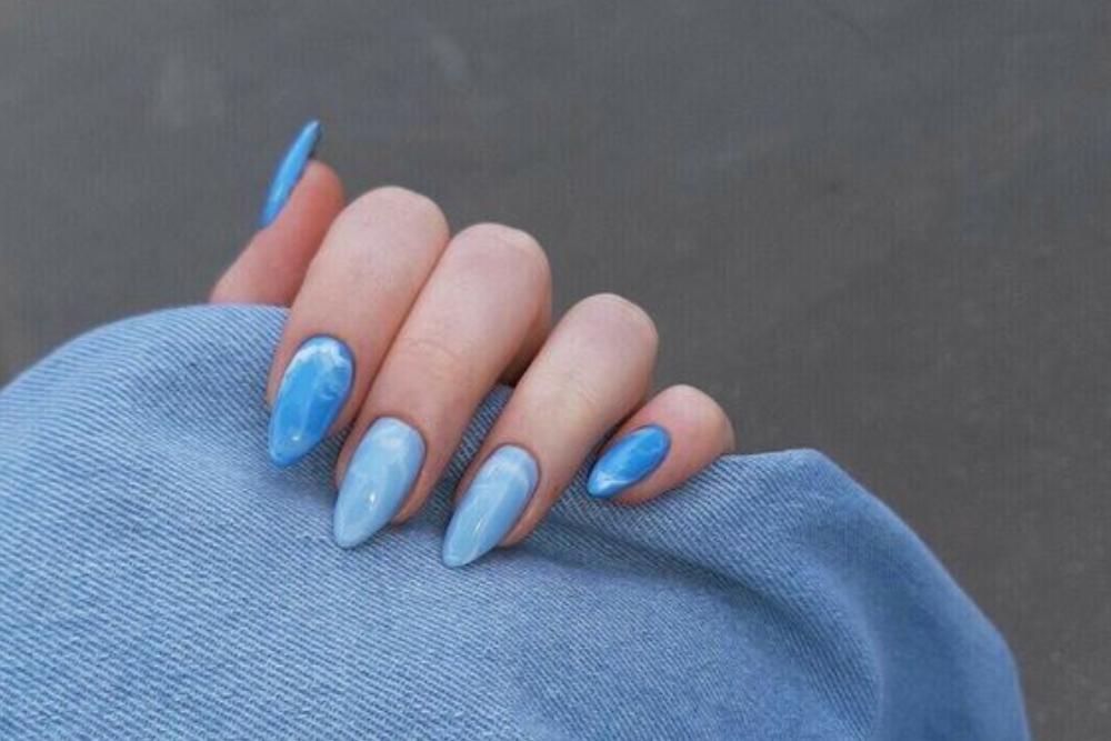 Nail Art Biru Simple Dan Elegan Untuk Pemula