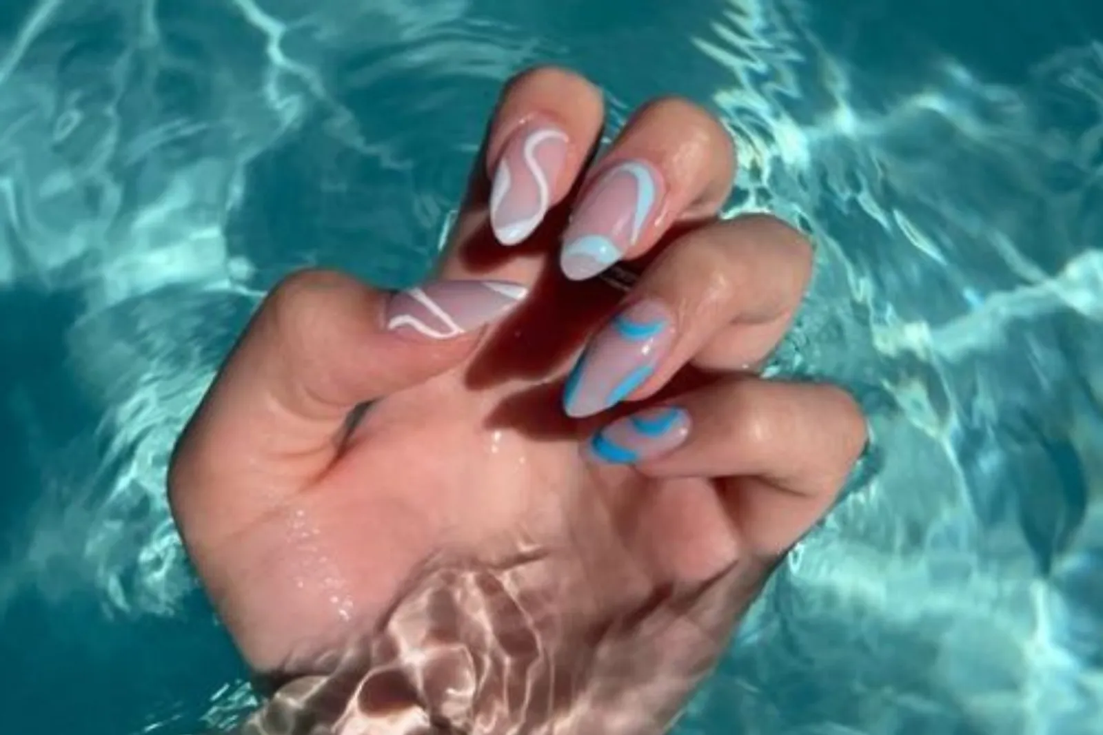 7 Gaya Nail Art Nuansa Biru yang Menarik untuk Kamu Coba