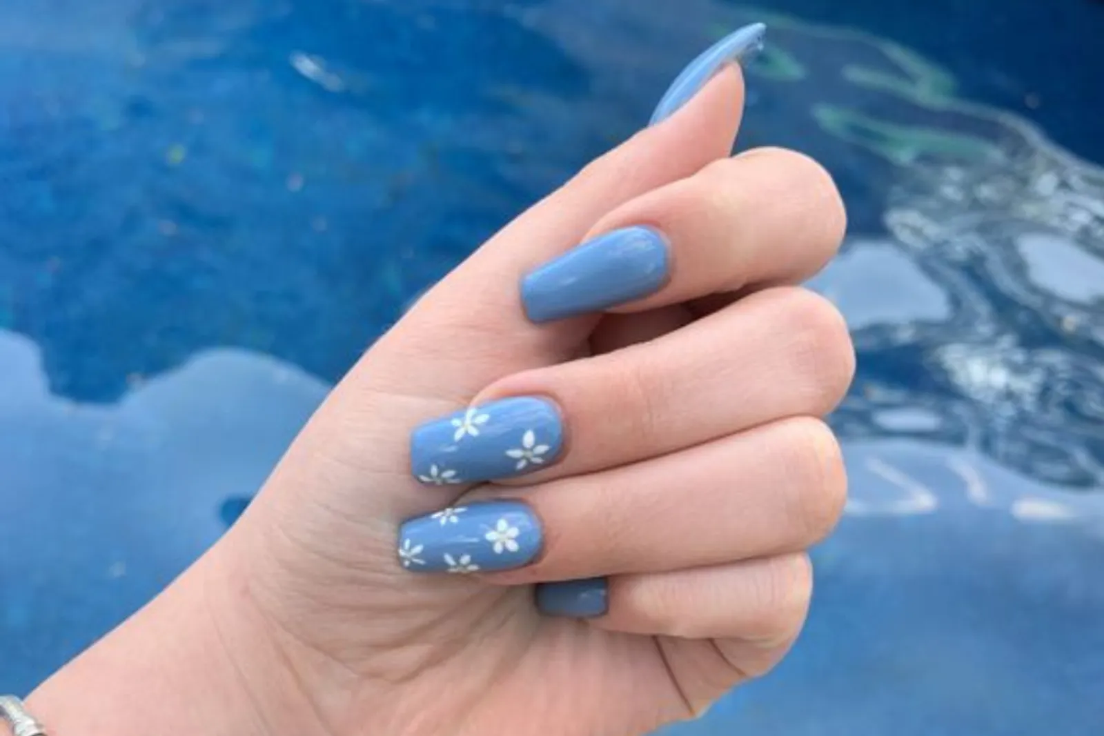 7 Gaya Nail Art Nuansa Biru yang Menarik untuk Kamu Coba