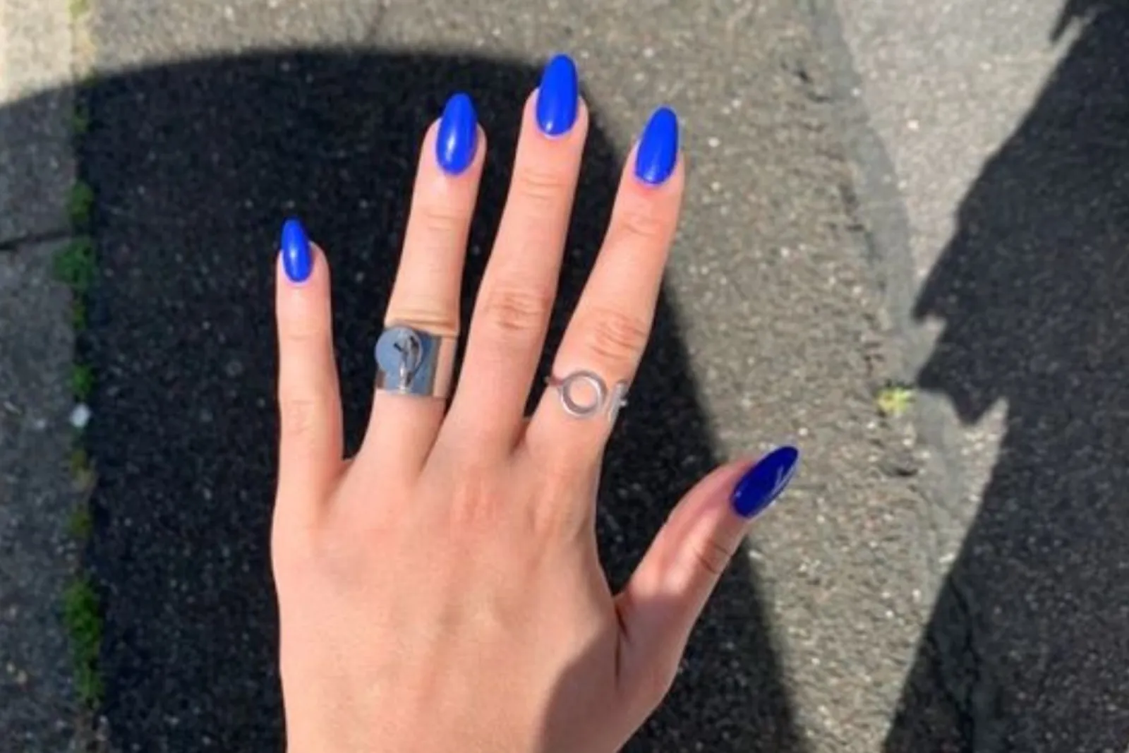 7 Gaya Nail Art Nuansa Biru yang Menarik untuk Kamu Coba