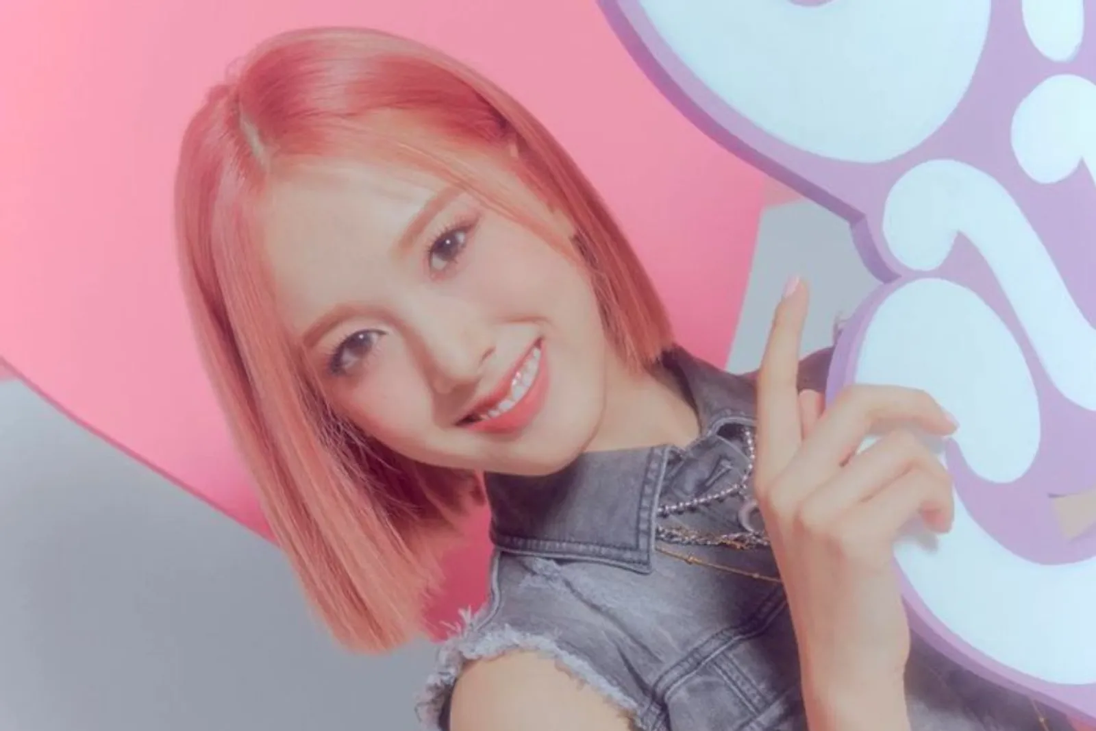 Deretan Idol Kpop Tampil Fresh dengan Rambut Pink