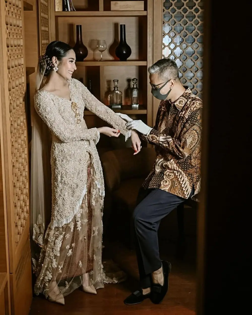 Inspirasi Kebaya Lamaran dengan Warna Nude