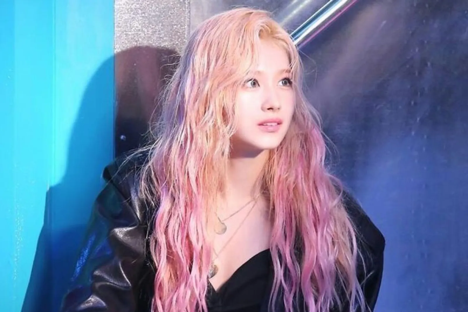 Deretan Idol Kpop Tampil Fresh dengan Rambut Pink