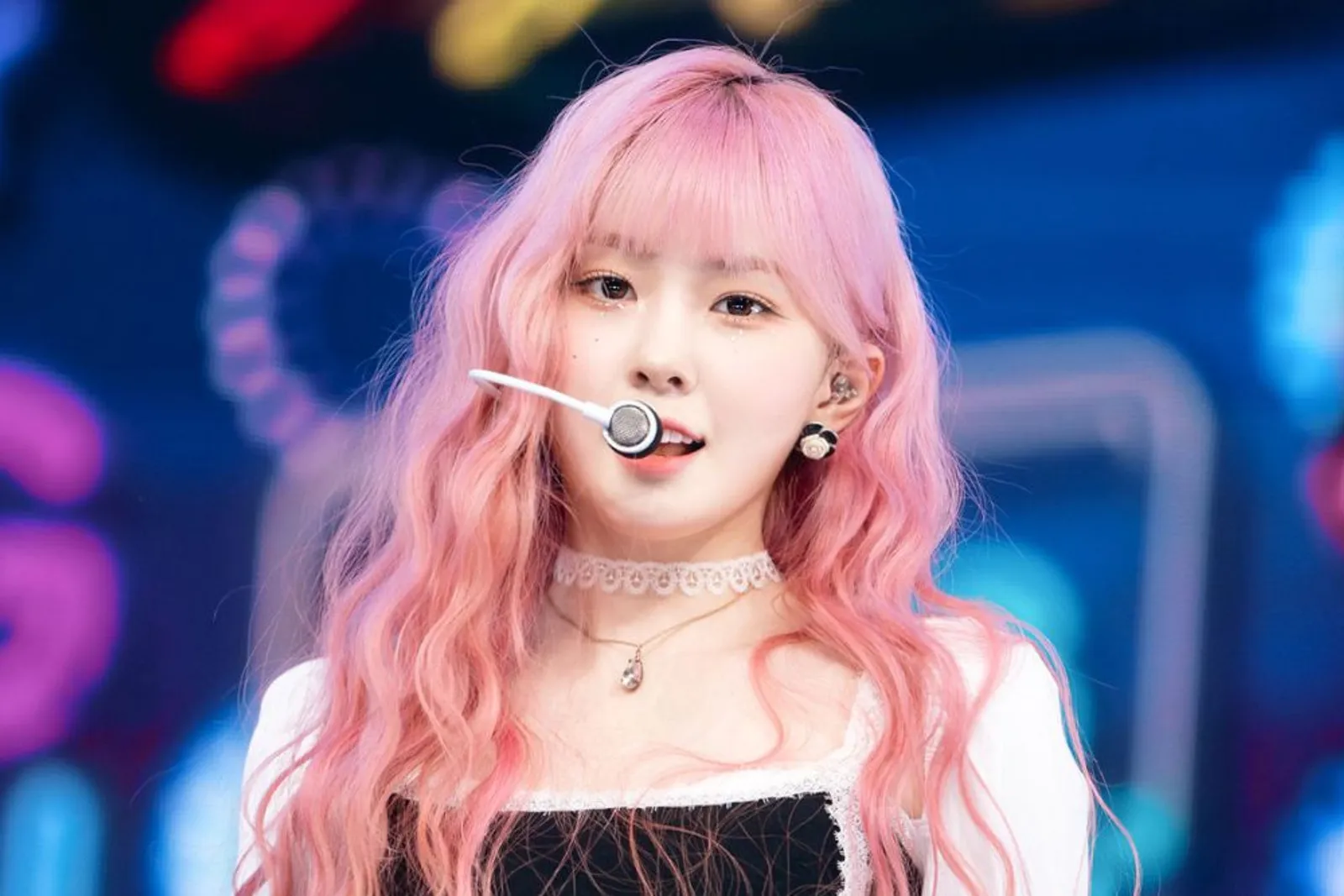 Deretan Idol Kpop Tampil Fresh dengan Rambut Pink