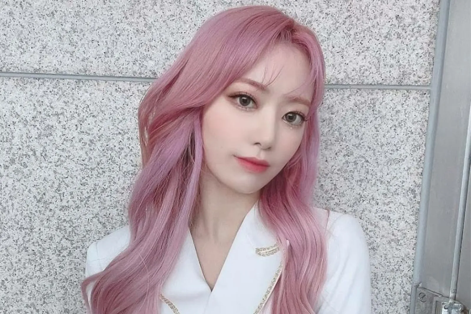 Deretan Idol Kpop Tampil Fresh dengan Rambut Pink