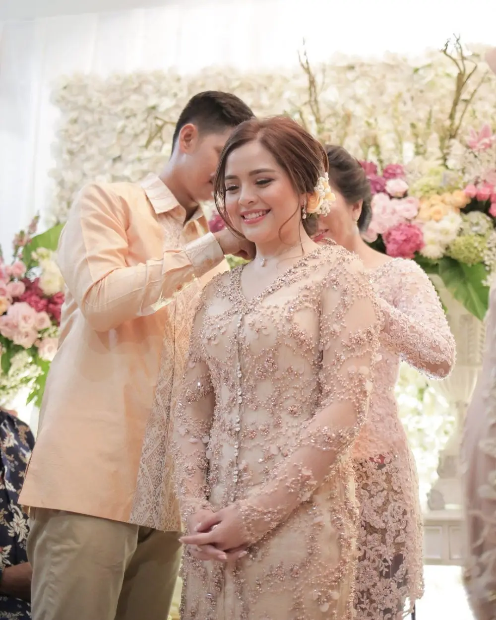 Inspirasi Kebaya Lamaran dengan Warna Nude