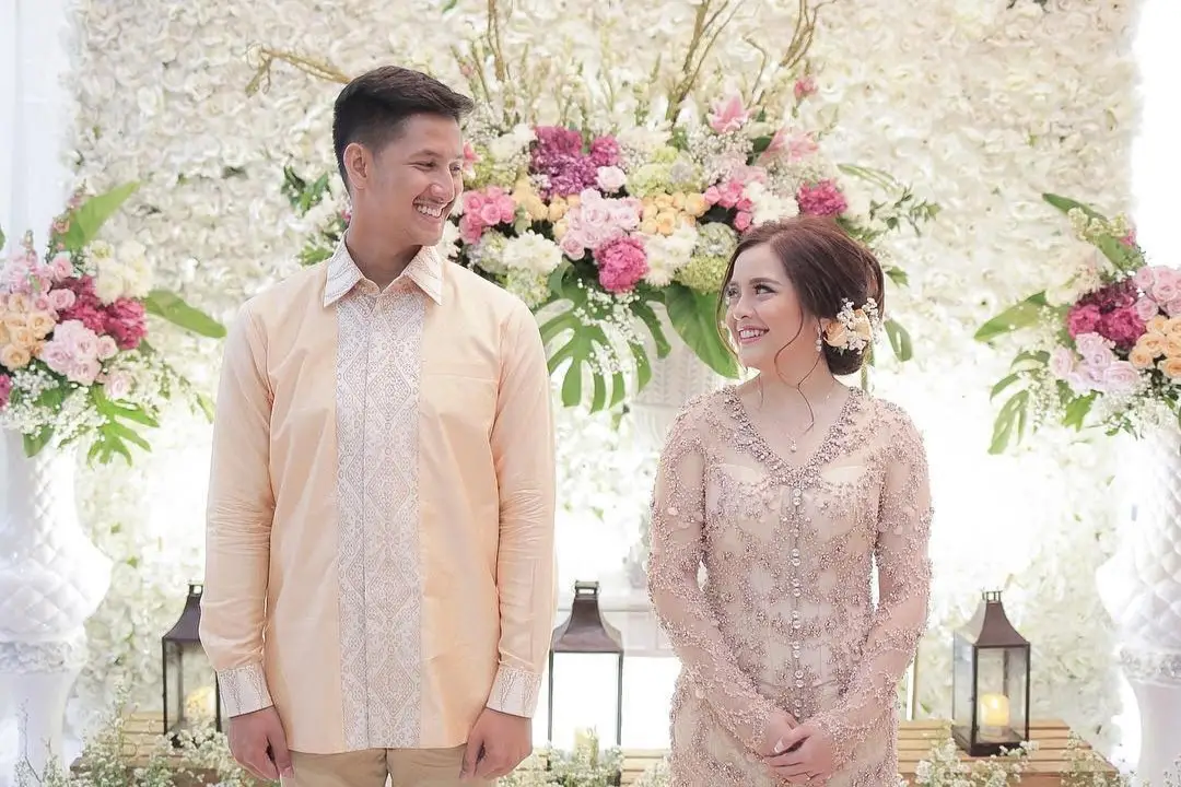 Inspirasi Kebaya Lamaran dengan Warna Nude