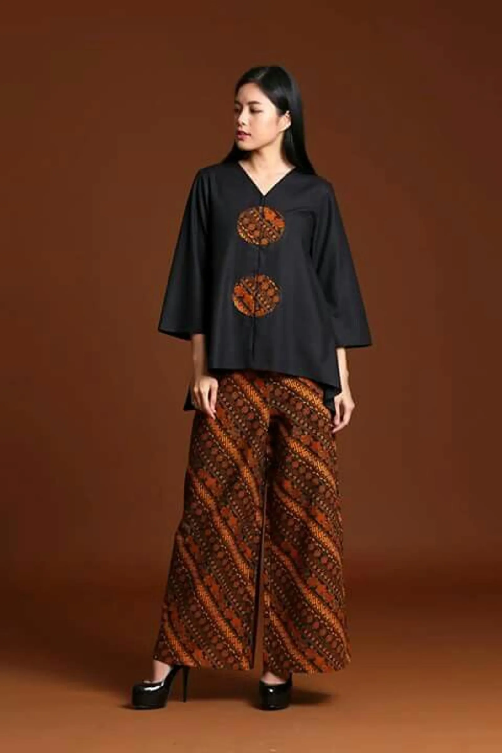 8 Model Baju Batik Setelan Atas Bawah Modern, Fashionable!