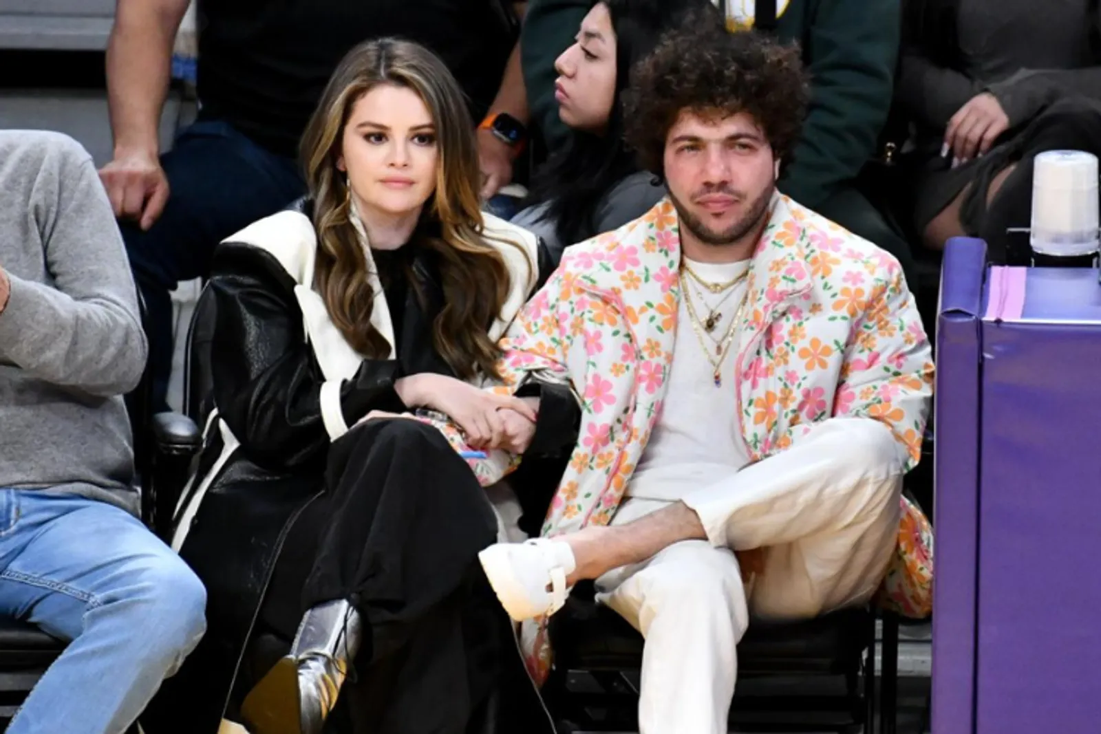 Go Public, Selena Gomez & Pacar Curi Perhatian dengan OOTD Nonton NBA