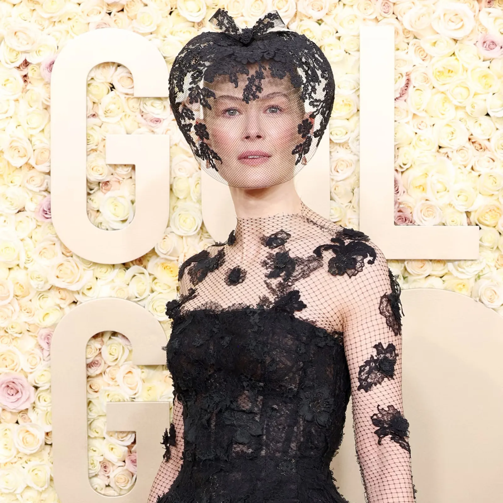 Rosamund Pike Sembunyikan Luka Kecelakaan Pakai Veil Mewah Dior