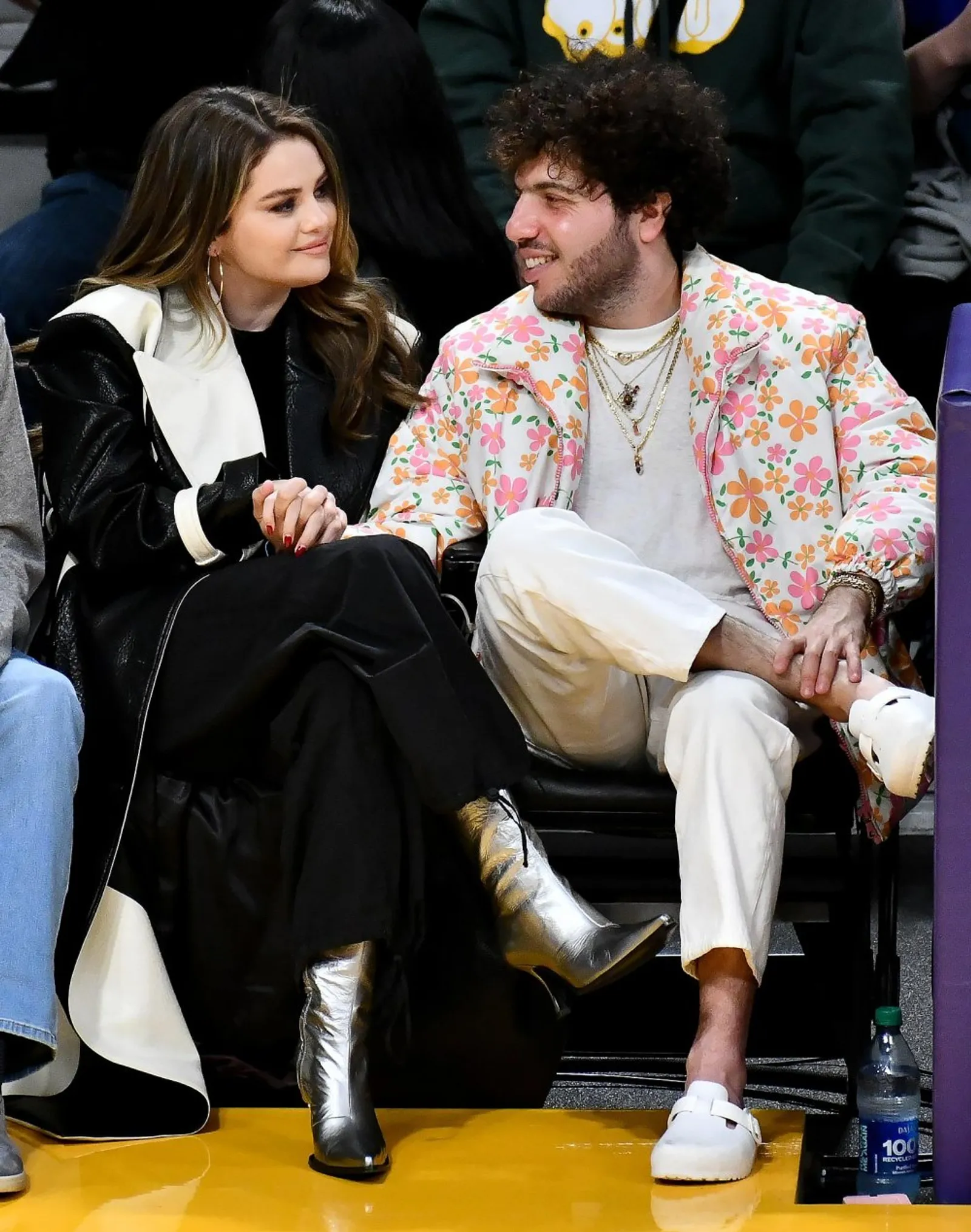 Go Public, Selena Gomez & Pacar Curi Perhatian dengan OOTD Nonton NBA