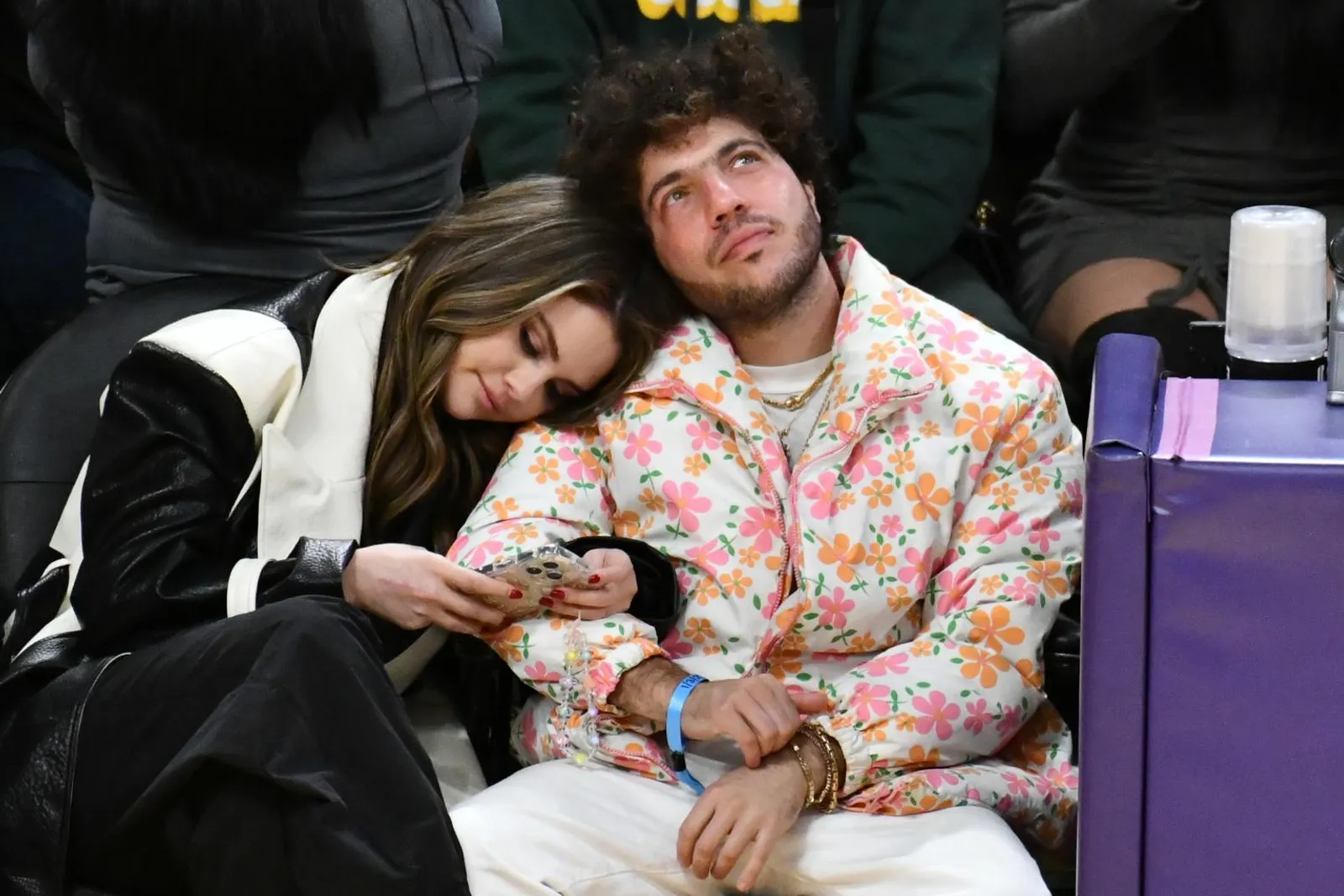 Go Public, Selena Gomez & Pacar Curi Perhatian dengan OOTD Nonton NBA