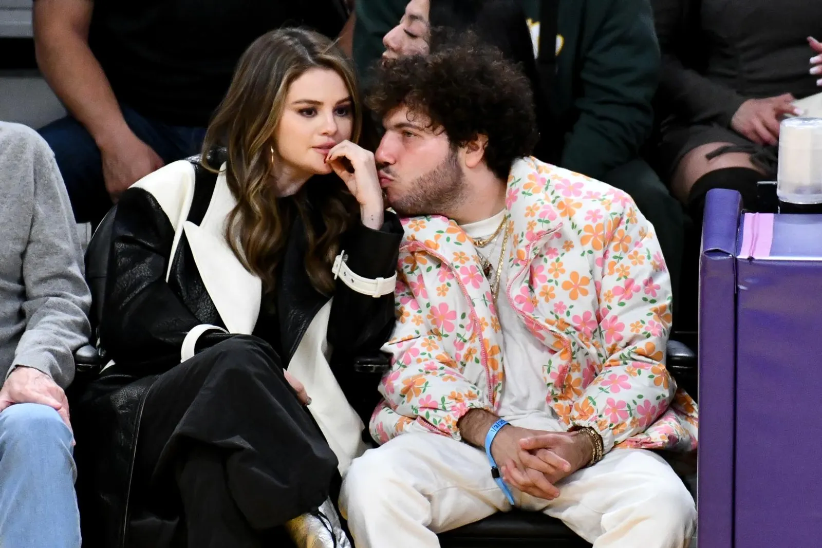 Go Public, Selena Gomez & Pacar Curi Perhatian dengan OOTD Nonton NBA