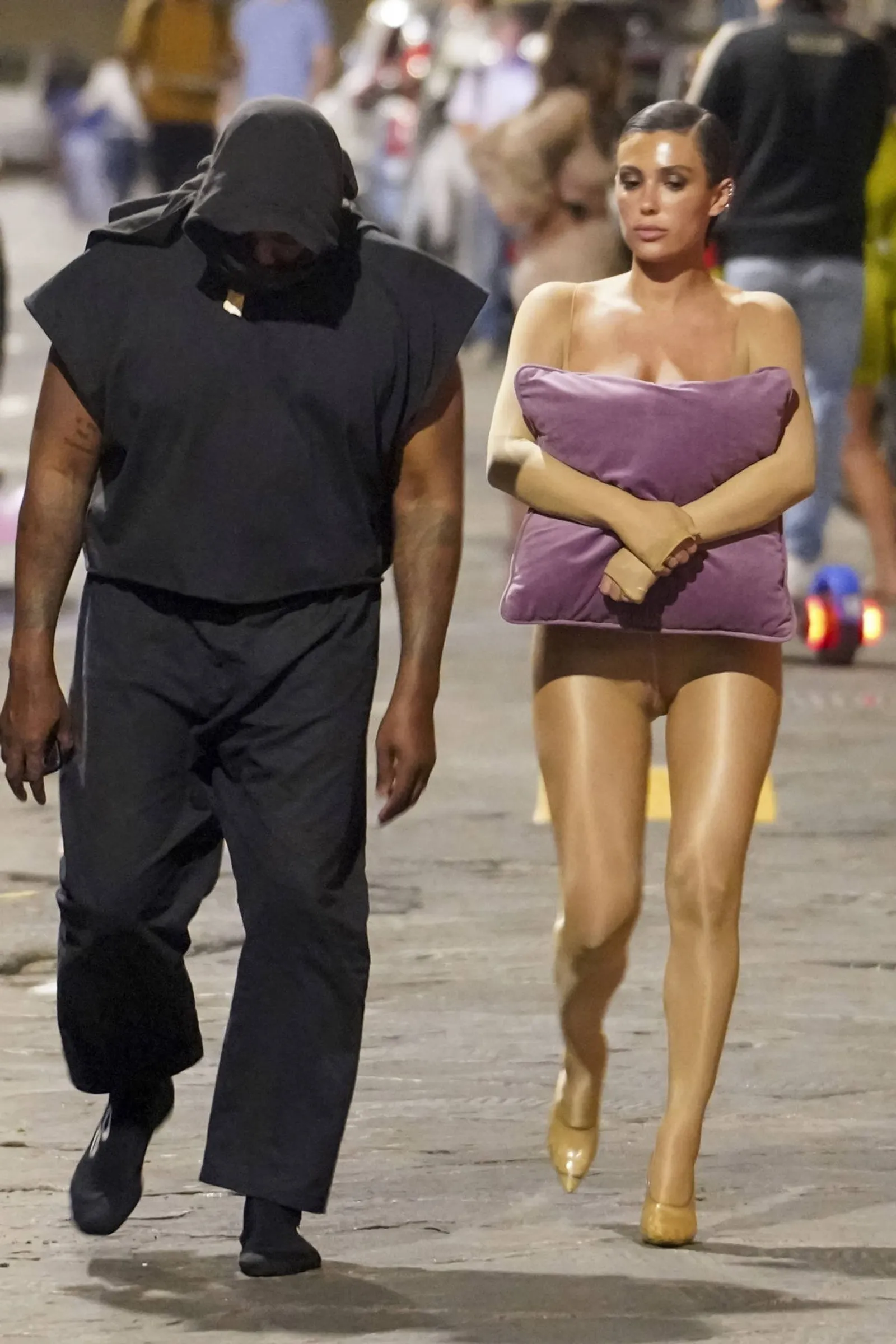 Gaya Seksi Bianca Censori, Istri Baru Kanye West yang Kontroversial